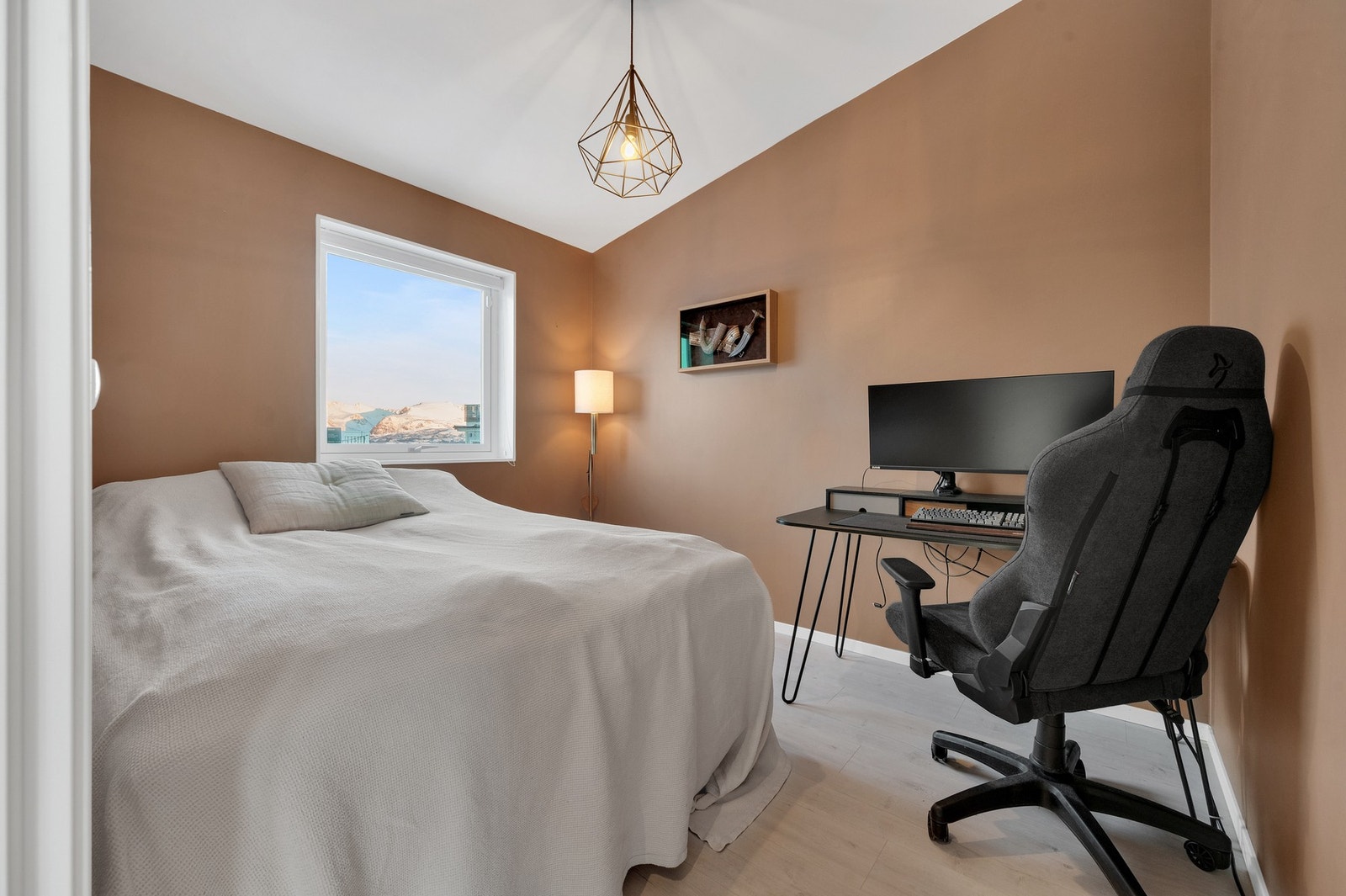 Soverom i 2.etasje med god plass til dobbeltseng og muligheter for hjemmekontor. Galleribilde