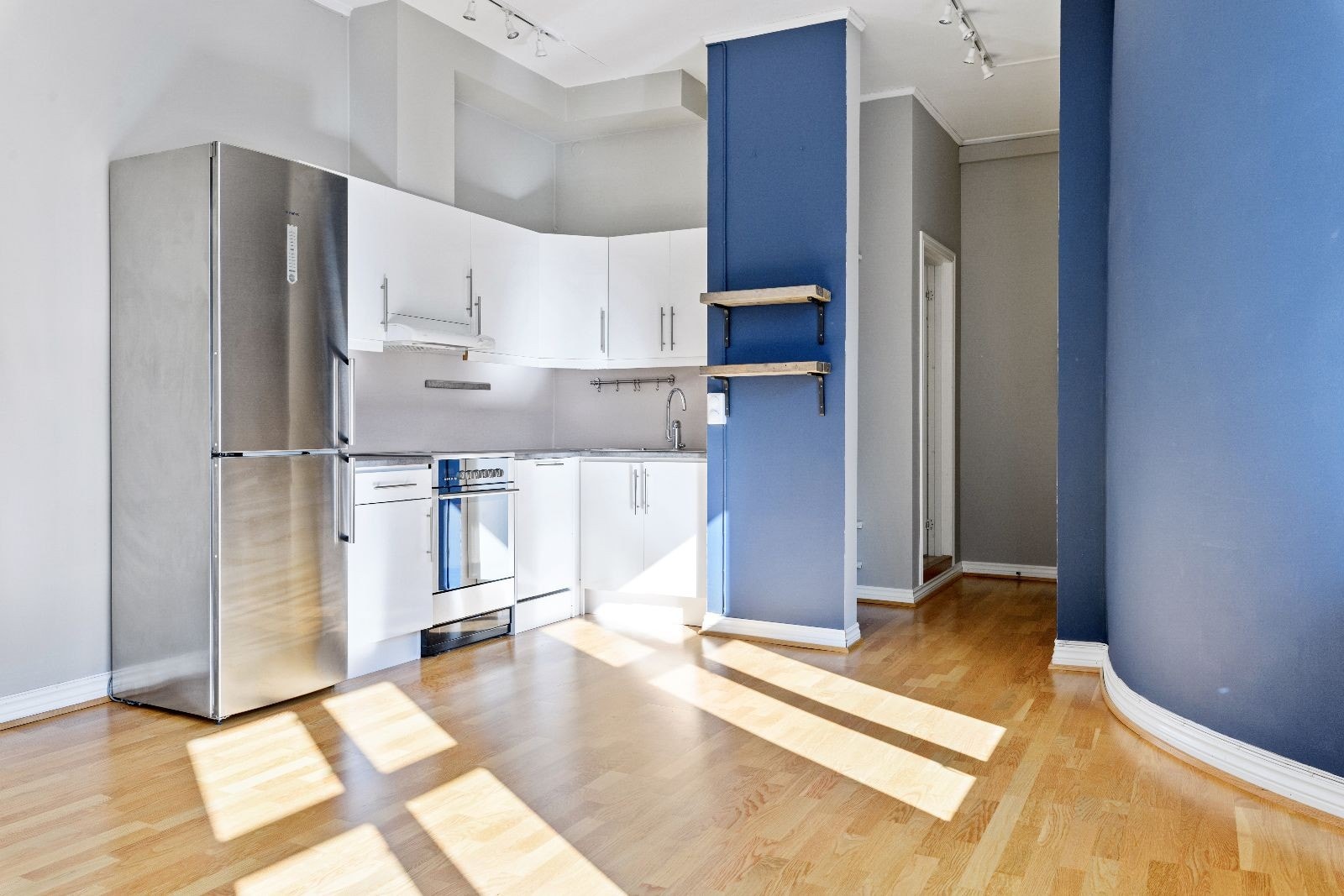 Kjøkken med hvitevarer Galleribilde