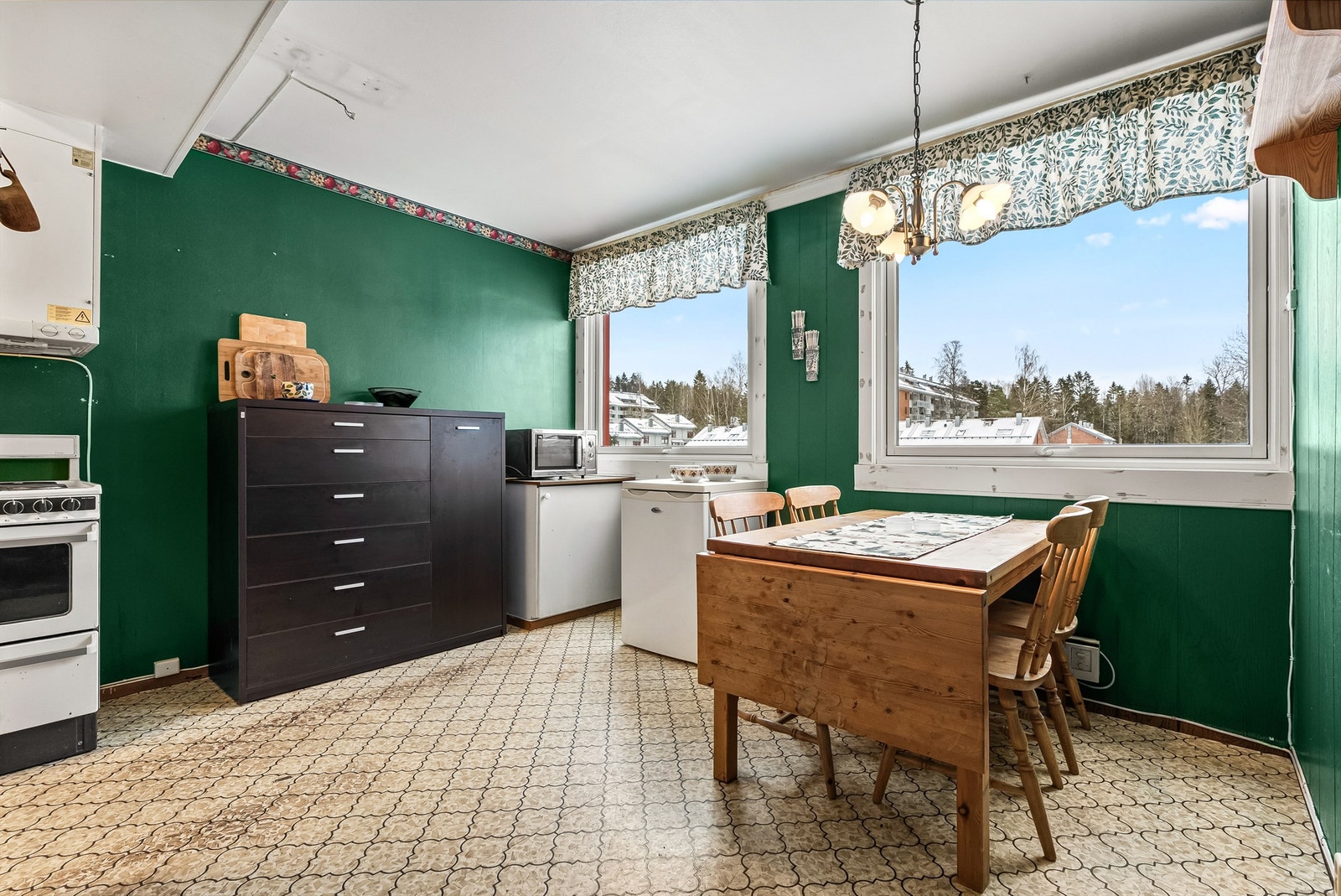 Kjøkken - vindu orientert mot fellesområdene til borettslaget Galleribilde