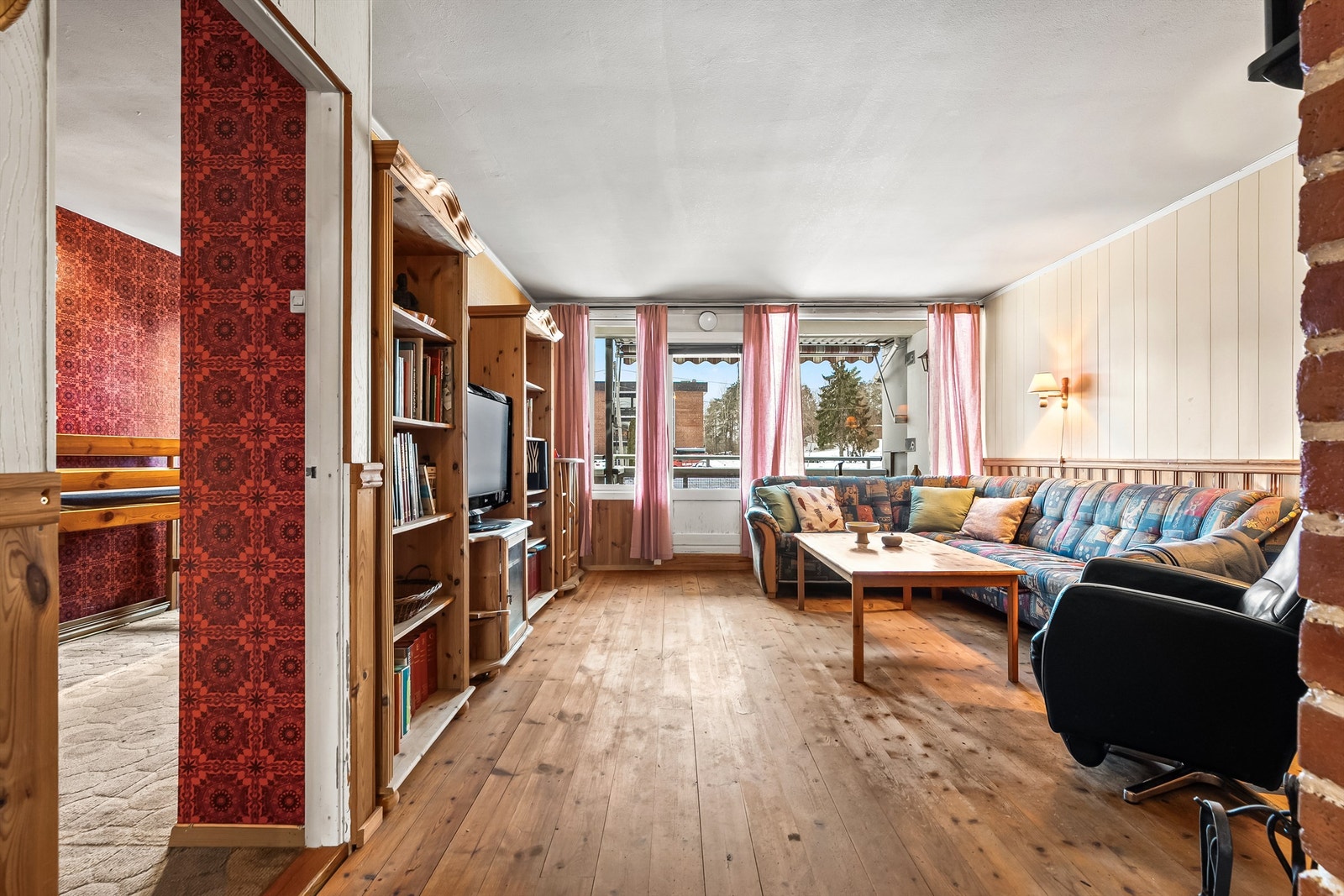 Stue - god plass til innredning med sofa, bord, tv og tilhørende stuemøblement Galleribilde