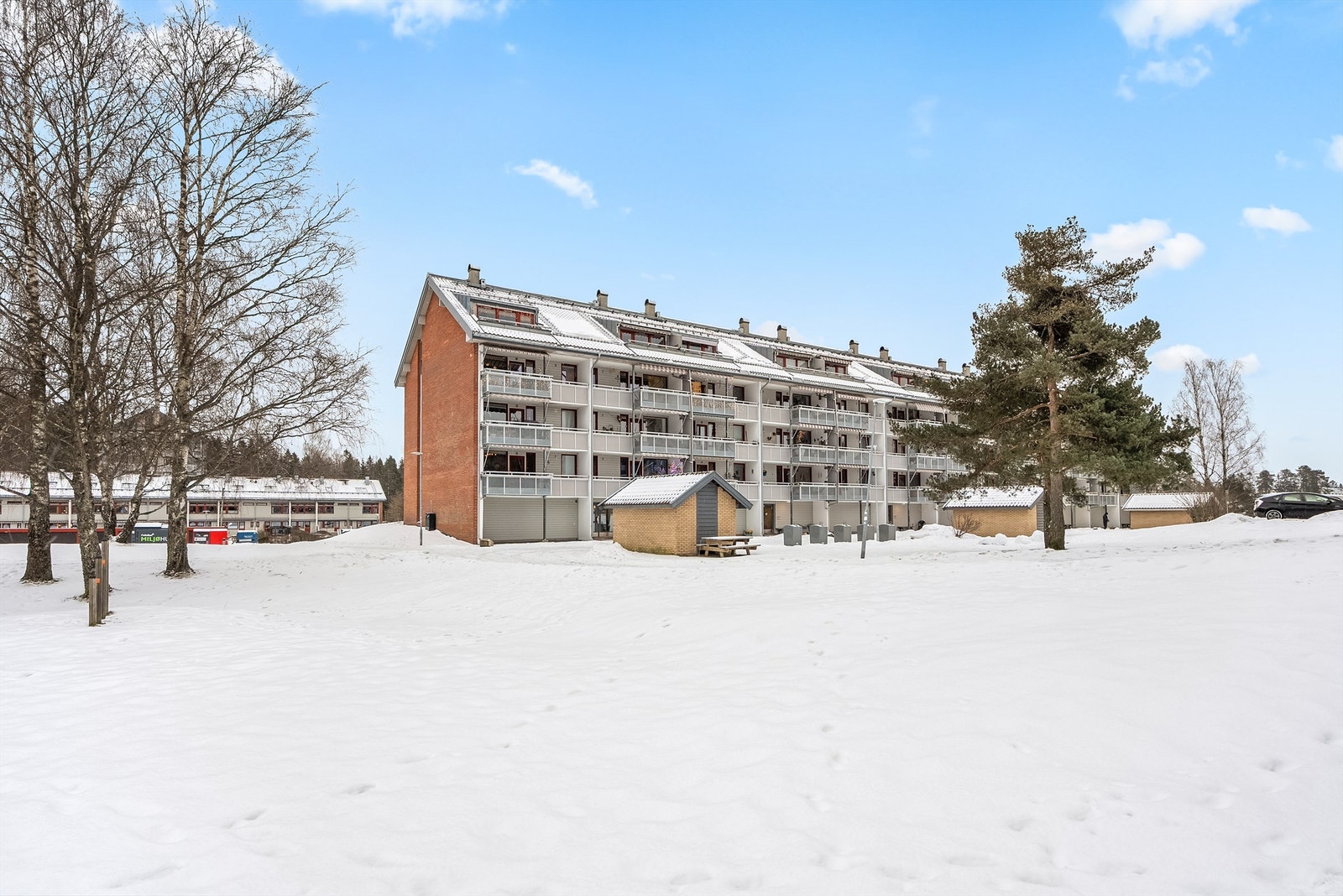 inngangsparti - to utvendige boder i blokkens inngangsparti Galleribilde