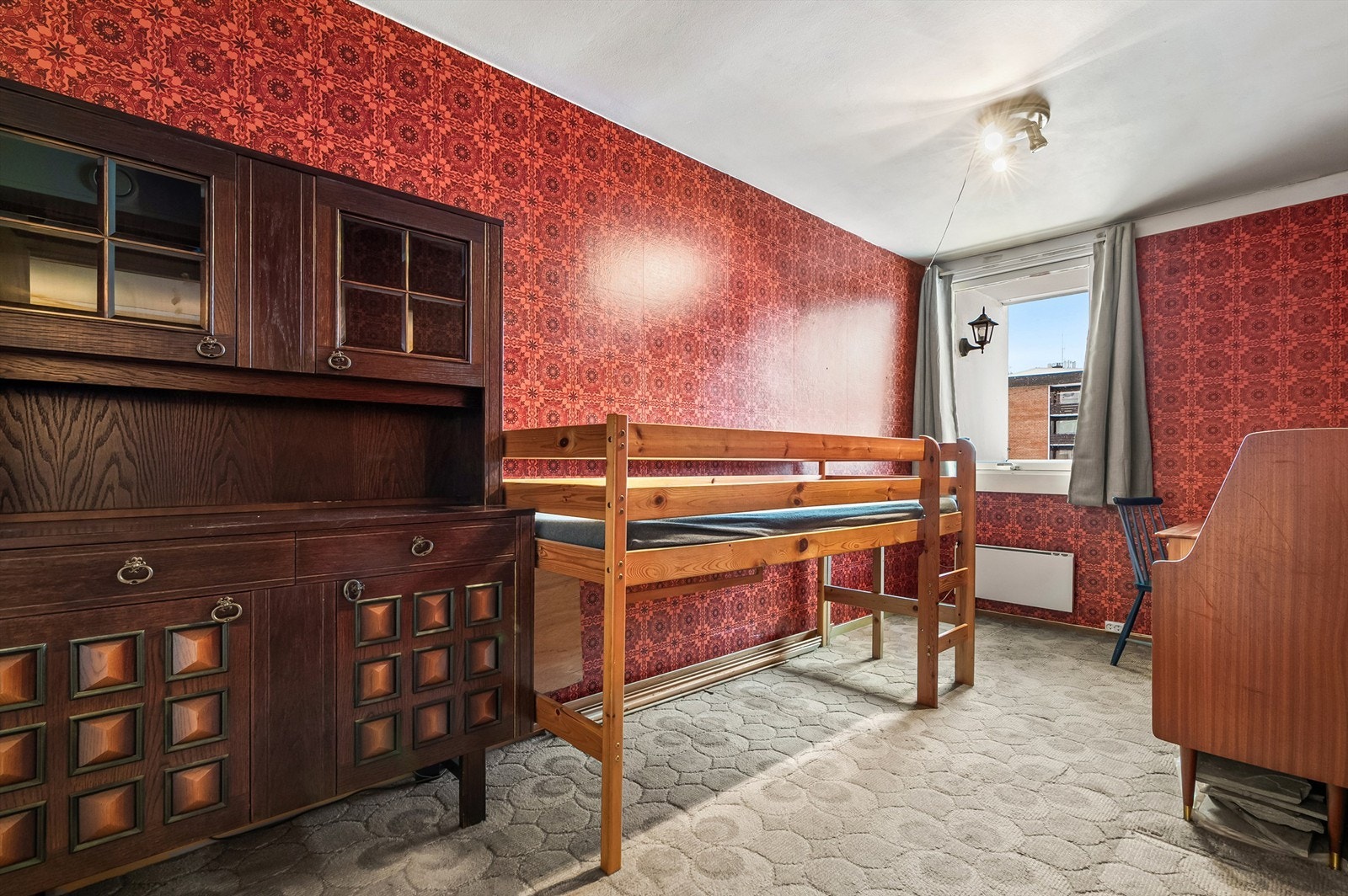 Soverom 1 - et av to soverom i leiligheten - god plass til dobbeltseng og nattbord - vindu orientert mot vest Galleribilde