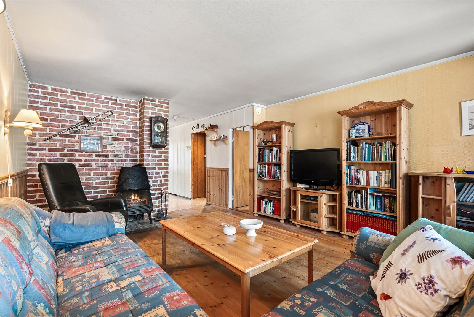 Stue - fine detaljer med murvegg midt i boligen Galleribilde