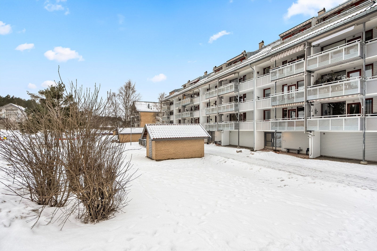 Fasade - flott beliggenhet i borettslaget - fine turmuligheter på sommeren og skiløyper på vinteren er bare noen minutters gange fra leiligheten Galleribilde