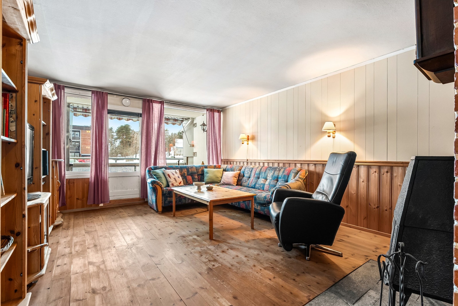 Stue - utgang til stor og flott balkong fra stue Galleribilde