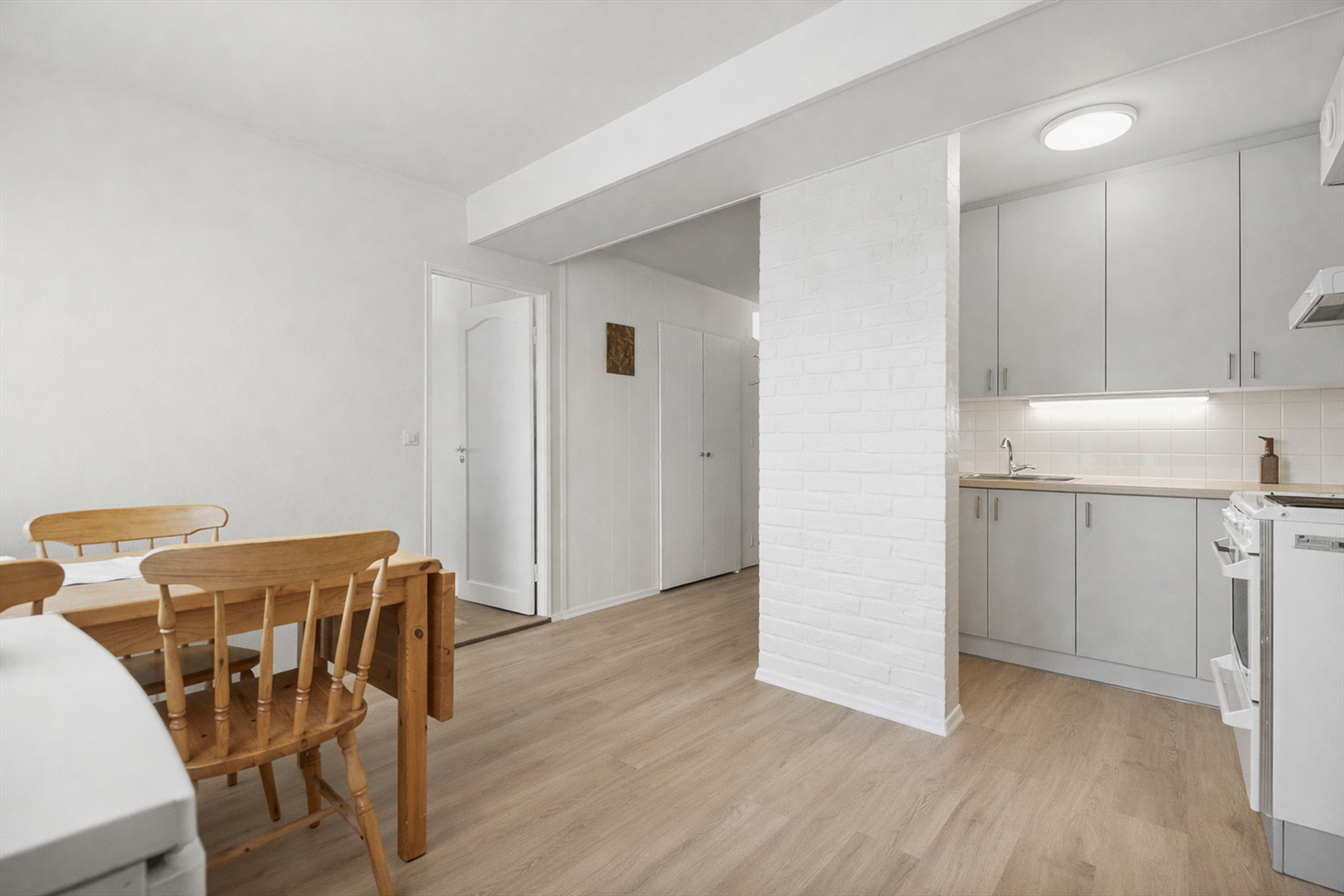 Kjøkken - illustrasjon av kjøkken (designet med hjelp av KI) Galleribilde