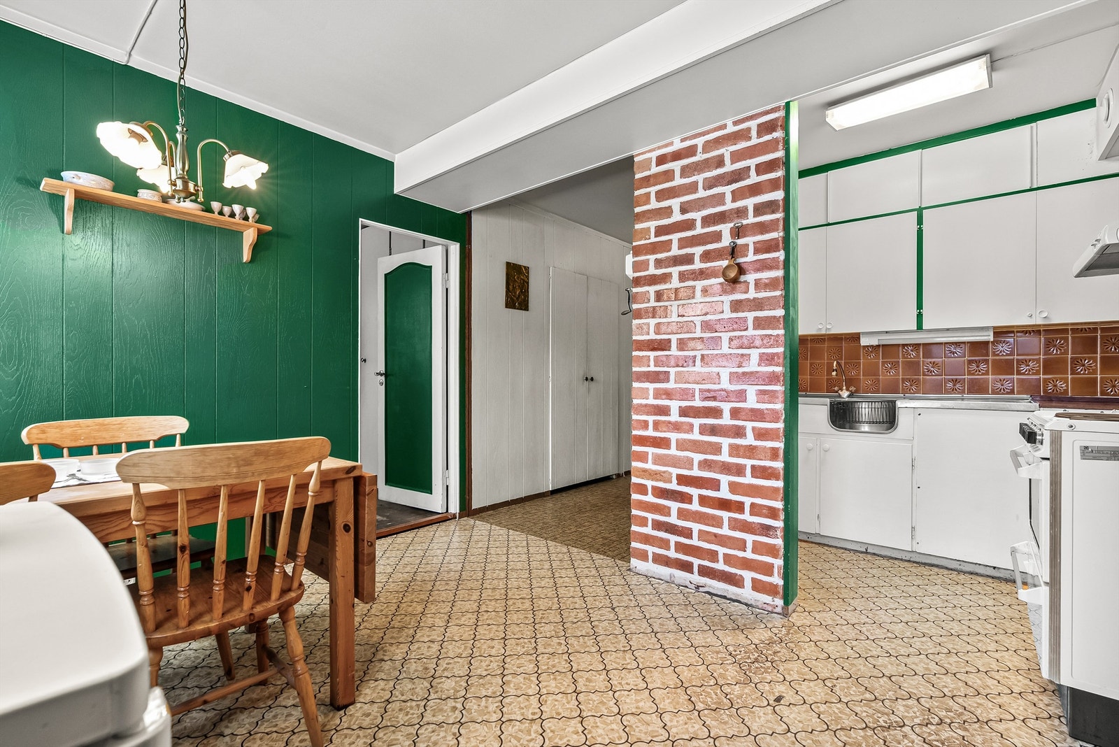 Kjøkken - lukket kjøkkenløsning med plass til spisebord Galleribilde