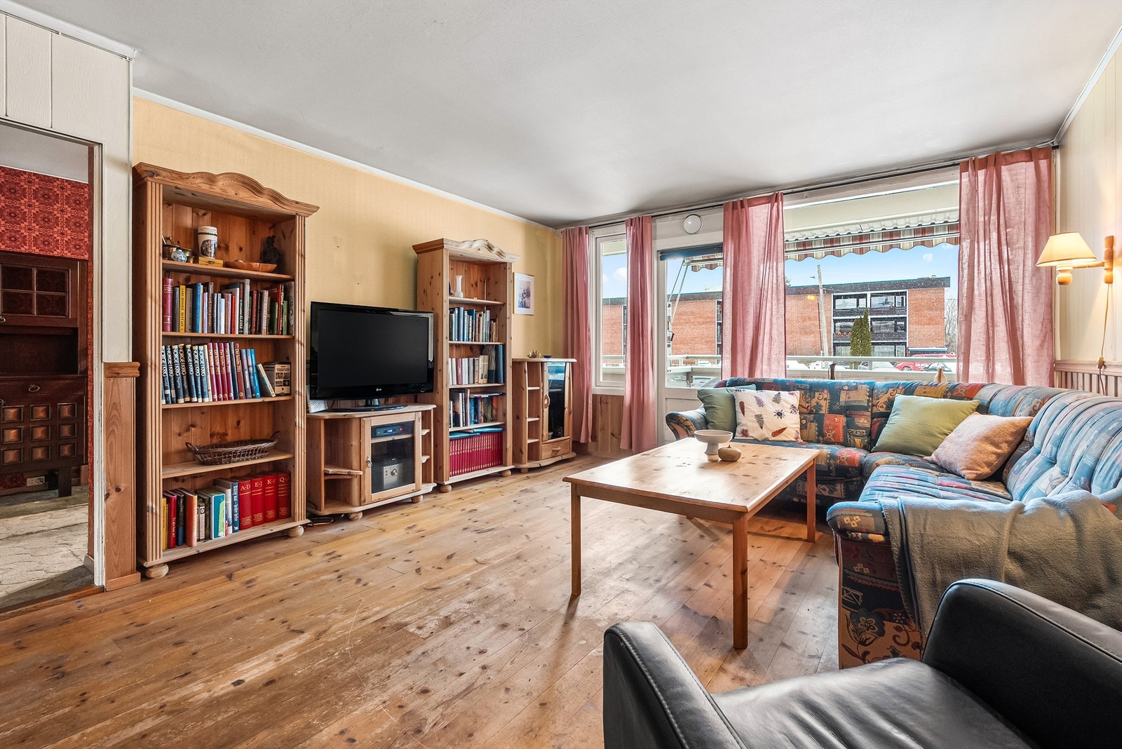 Stue - lys og romslig stue med vindusflater som slipper inn rikelig med naturlig dagslys Galleribilde