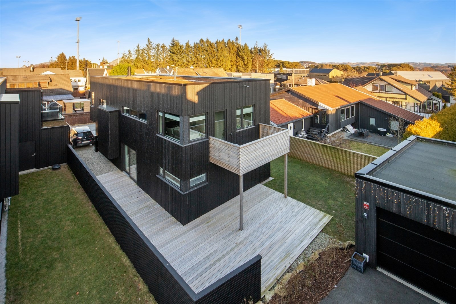 Området har gode kollektivforbindelser med både buss og tog, og enkel tilgang til flyplass gjør det ideelt for pendlere. Galleribilde
