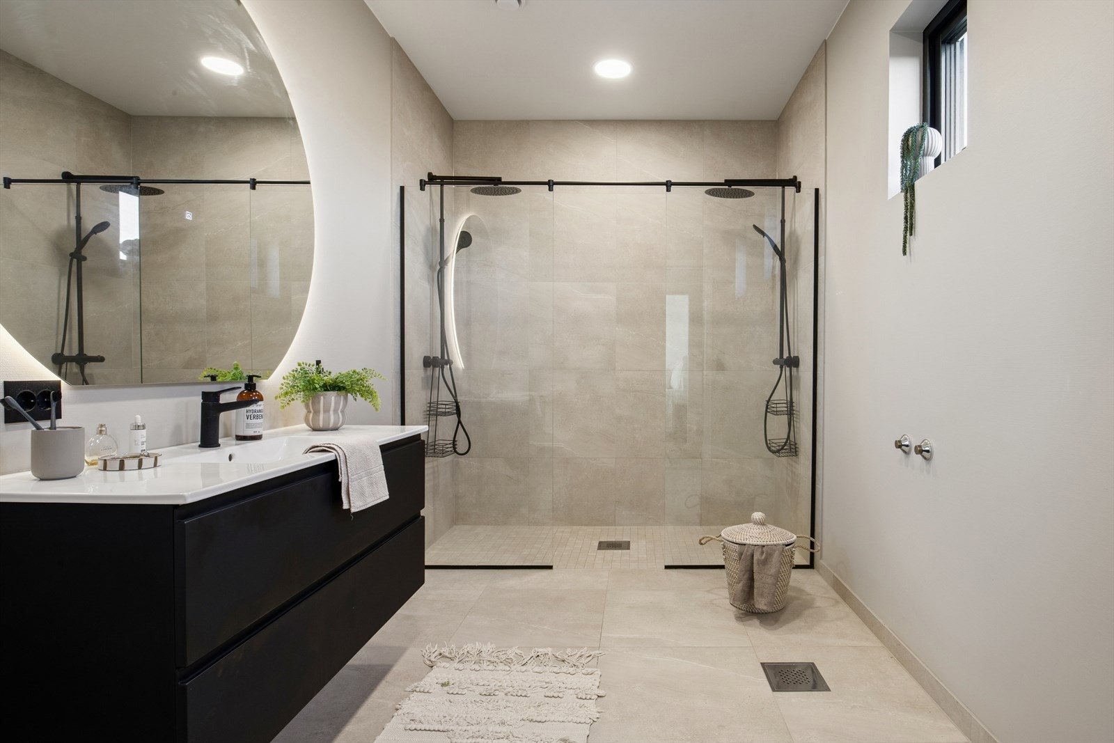 I andre etasje er det eksklusivt bad med direkte tilkomst fra foreldresoverommet. Badet har flislagt gulv og elektriske varmekabler. Galleribilde