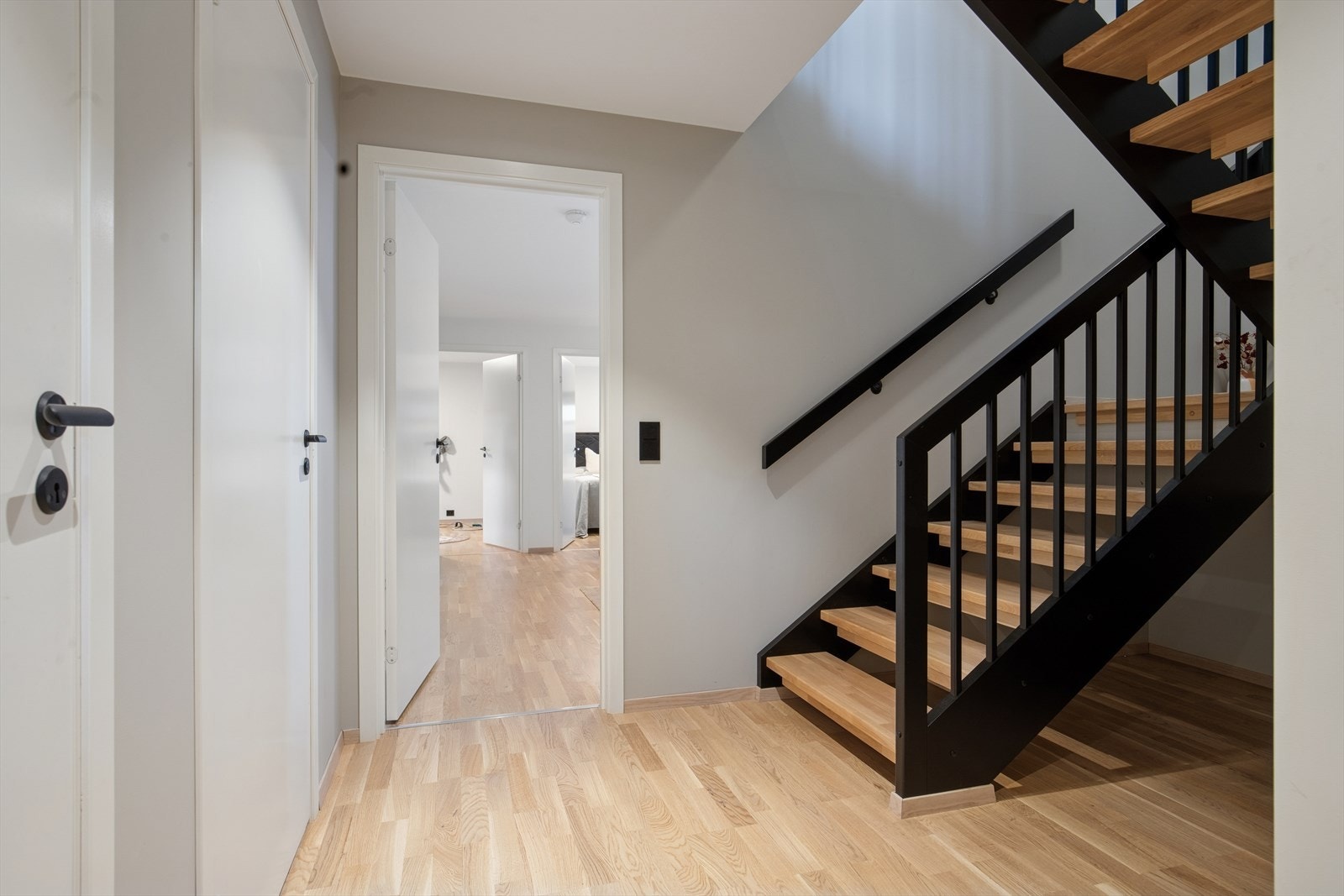 Ned i første etasje er det entré/gang, toalettrom, bad, stue, vaskerom/teknisk rom og 4 soverom. Galleribilde