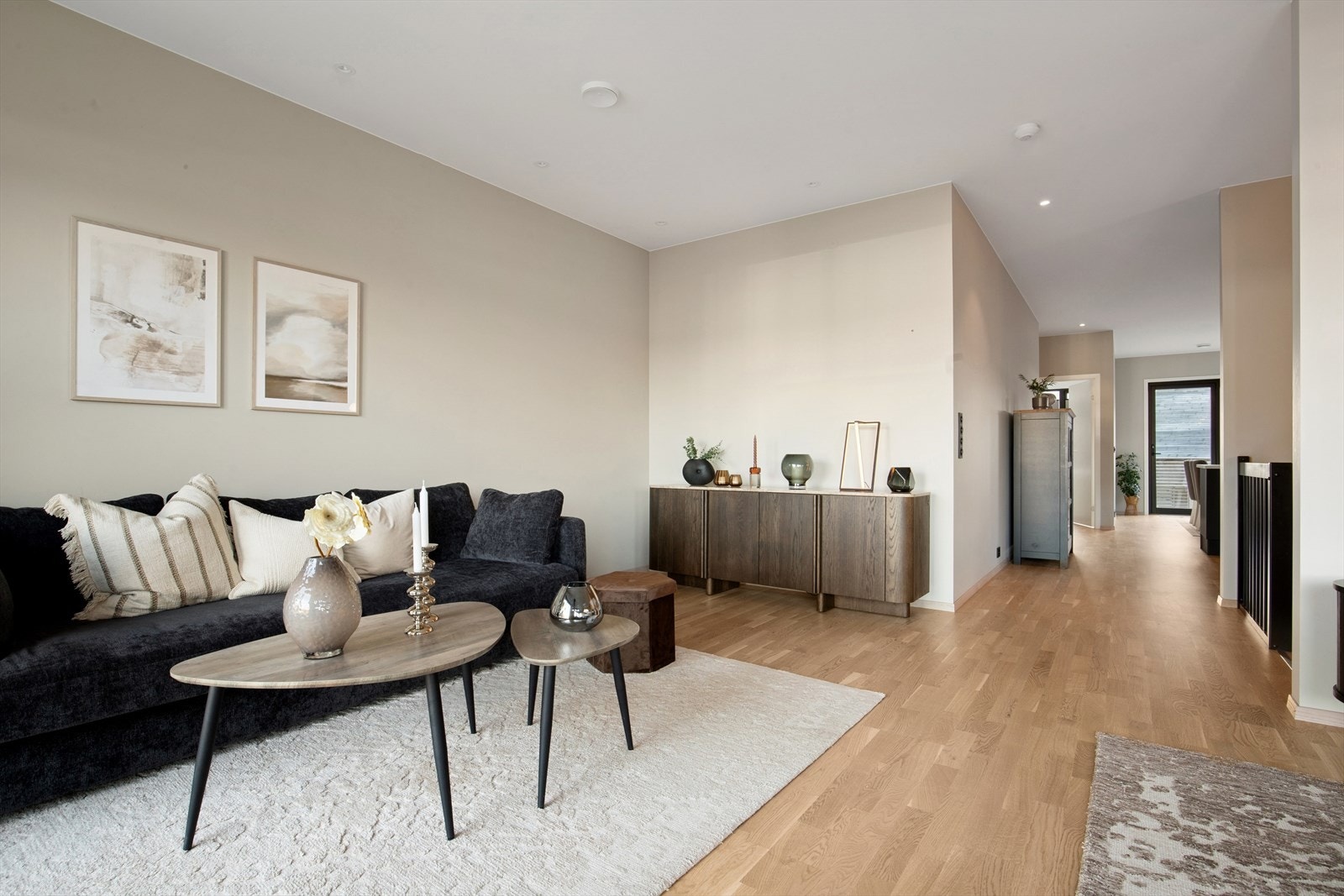 Stuen strekker seg langs hele andre etasje med nydelig lysforhold fra store vindusflater. Galleribilde