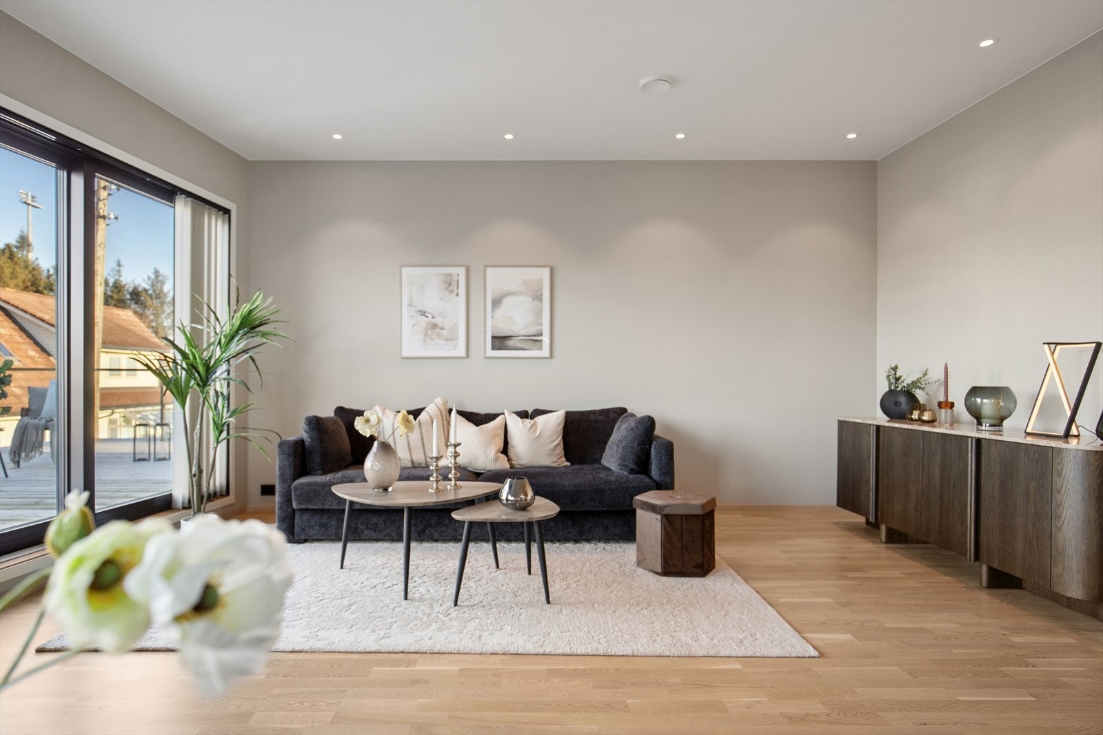 Det er god plass til flere sofagrupper i tillegg til spisebord. Galleribilde