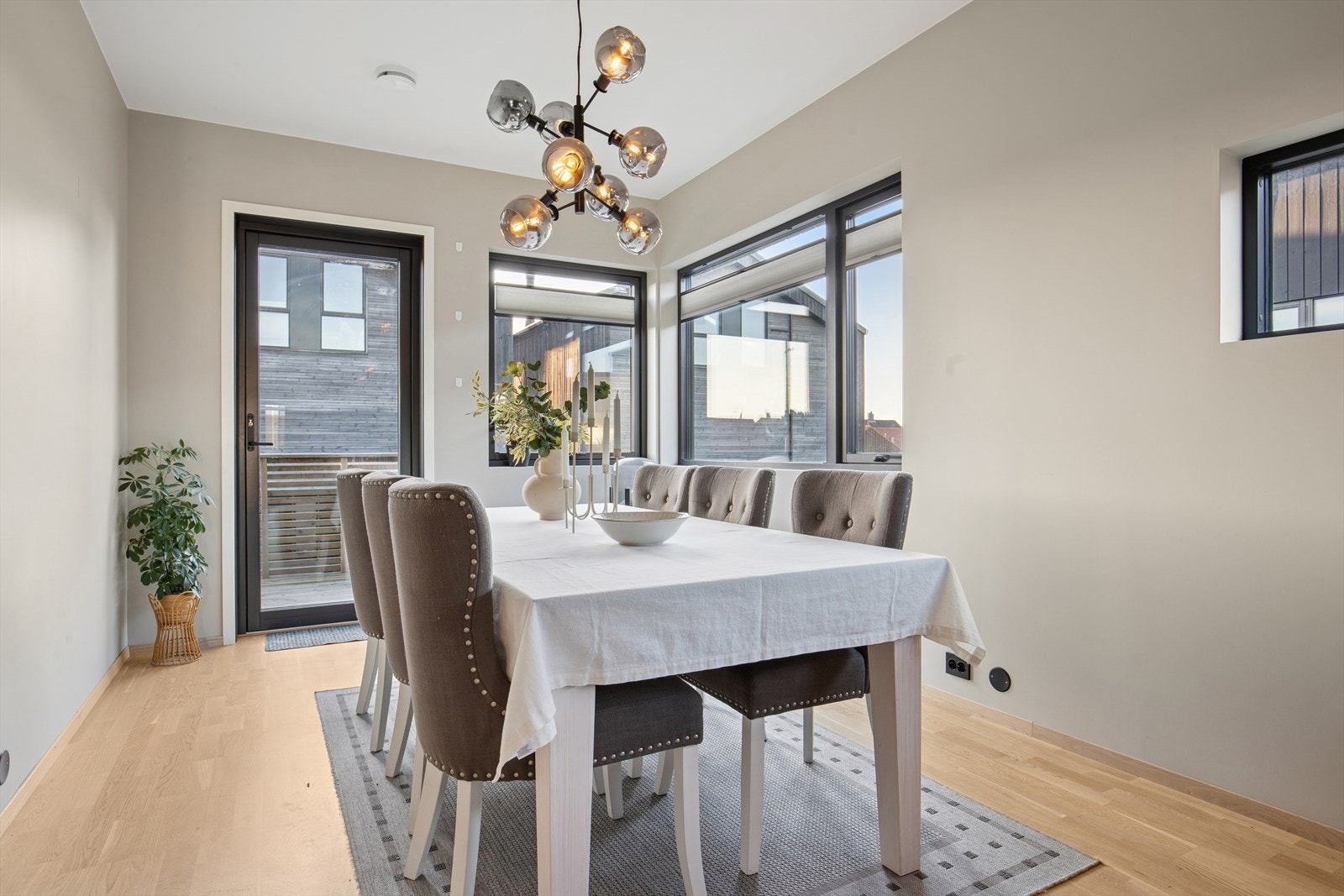 Ved kjøkkenet er det plass til stort spisebord. Galleribilde