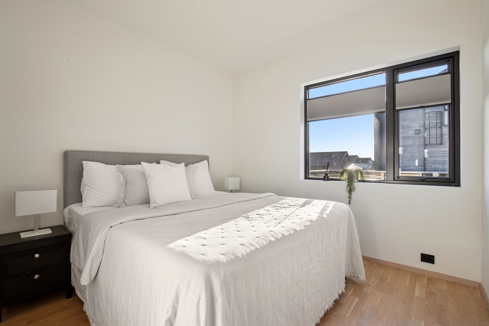 Hovedsoverommet ligger for seg selv i andre etasje med privat bad og garderobe. Galleribilde