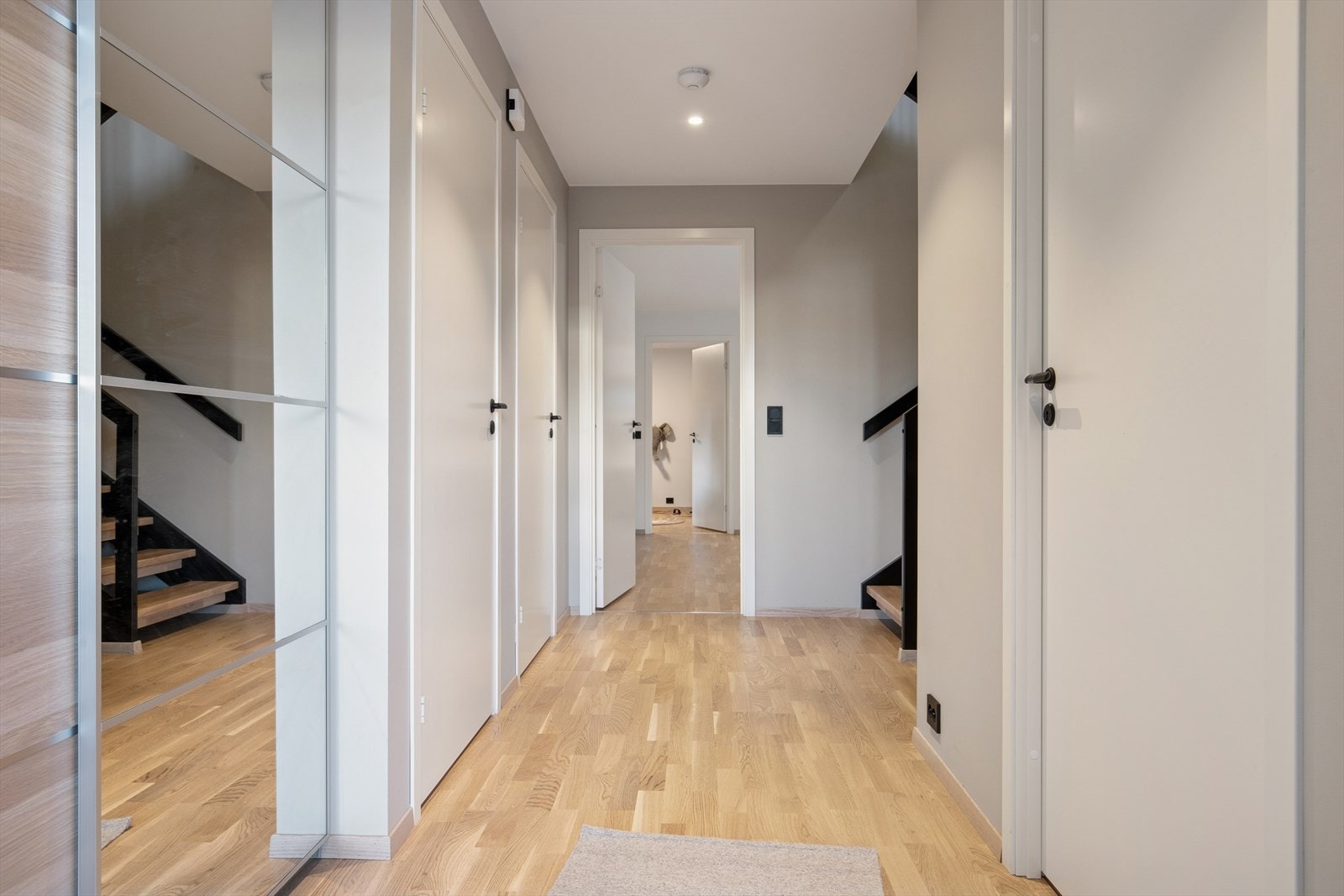 I gangen er det skyvedørsgarderobe med god plass til ytterklær og sko. Galleribilde