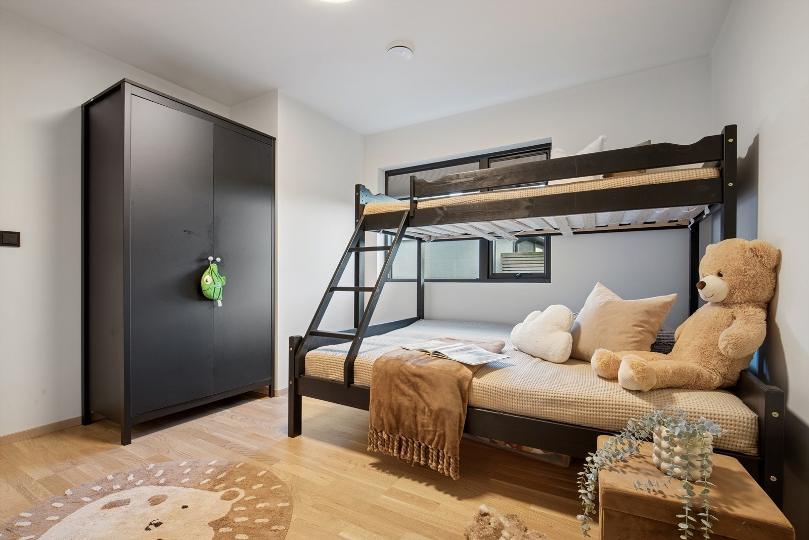 Huset har totalt 5 soverom, alle med god plass til seng og garderobemøbel. Galleribilde