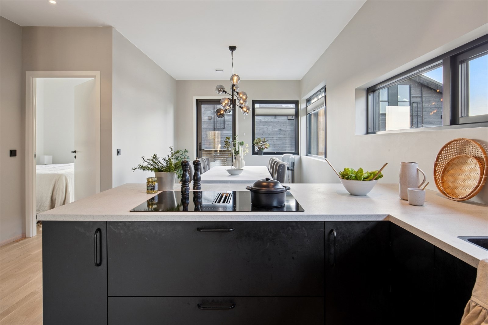 Rommet er utstyrt med kjøl/fryseskap, oppvaskmaskin, platetopp med integrert avtrekk, stekeovn, vannstoppsystem og komfyrvakt. Galleribilde