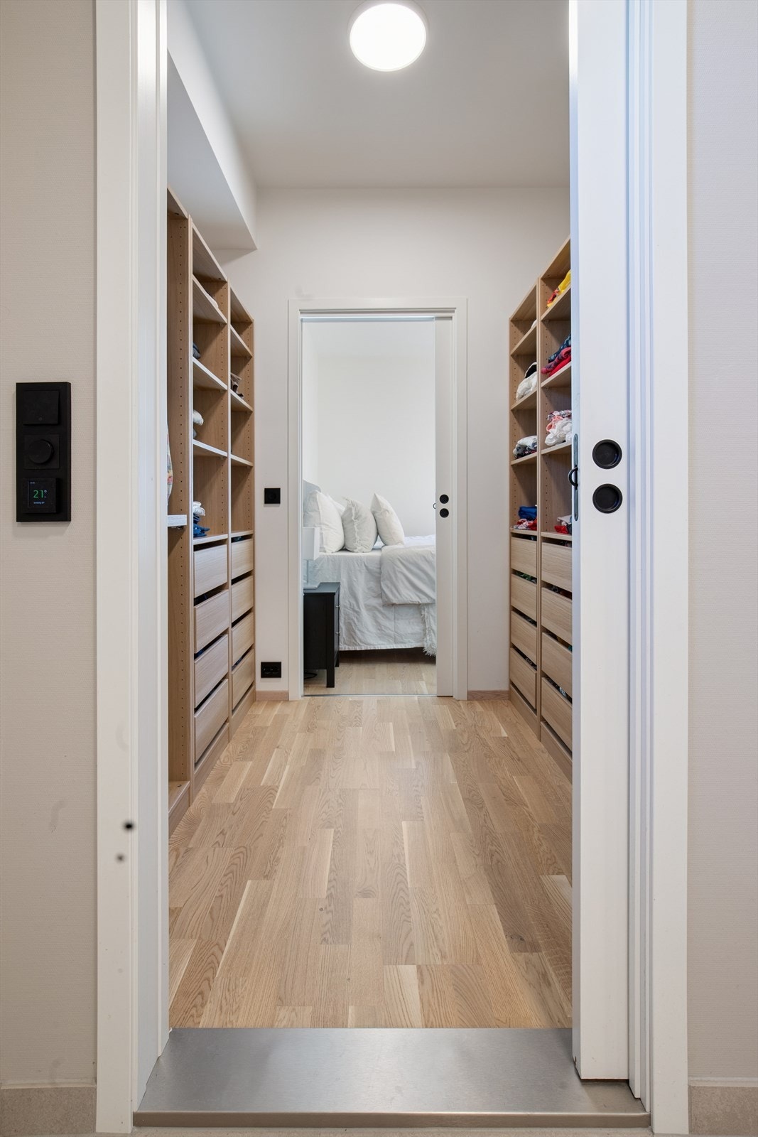 Stor garderobe med gjennomgang fra badet. Galleribilde