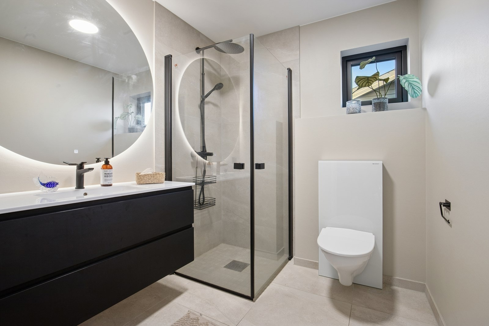 Badet i første etasje er tidløst i lyse toner og har et flislagt gulv med elektriske varmekabler. Galleribilde