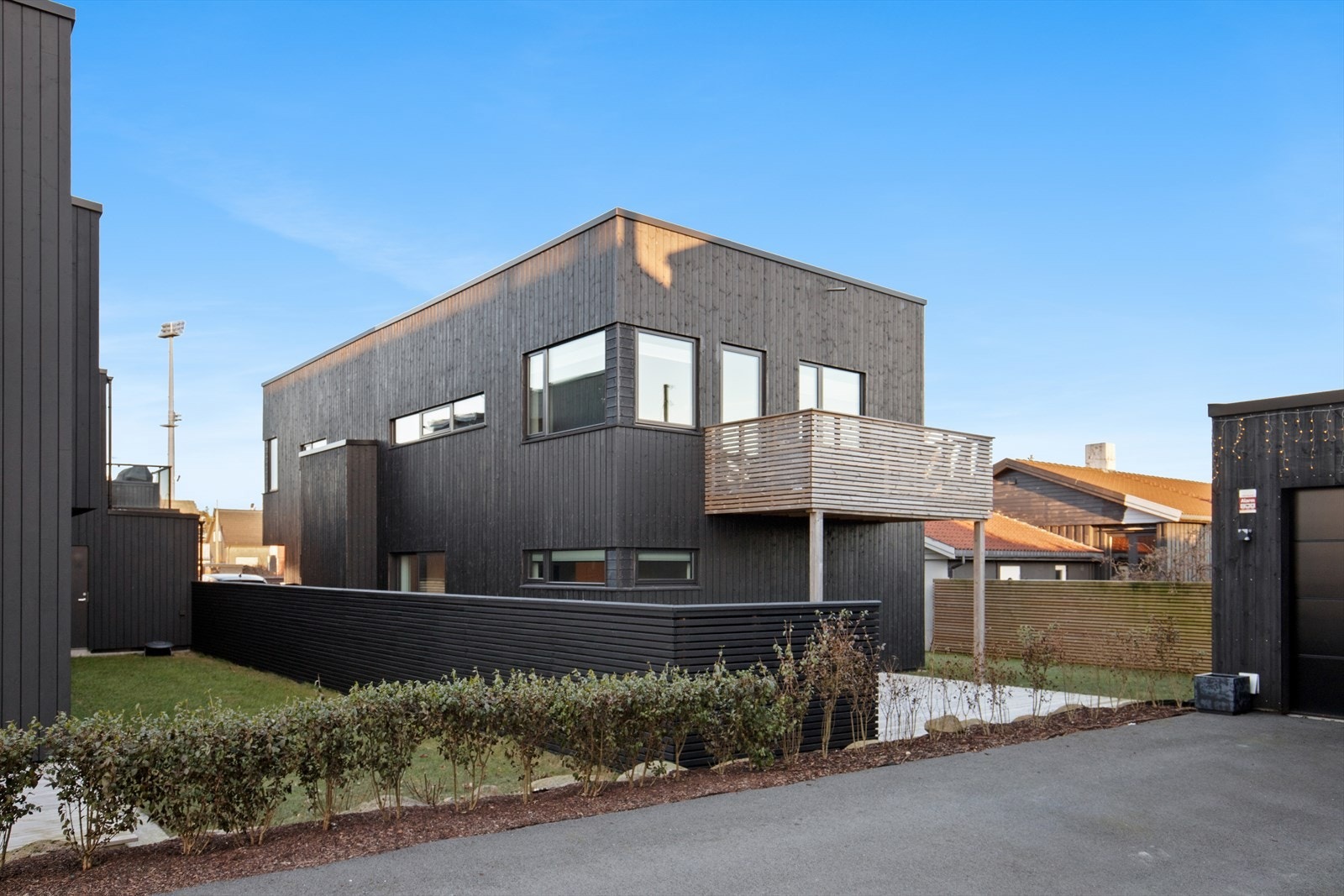 Her bor du sentralt, med kort vei til Sandnes sentrum og et bredt utvalg av butikker, kjøpesentre, apotek og andre servicetilbud. Galleribilde