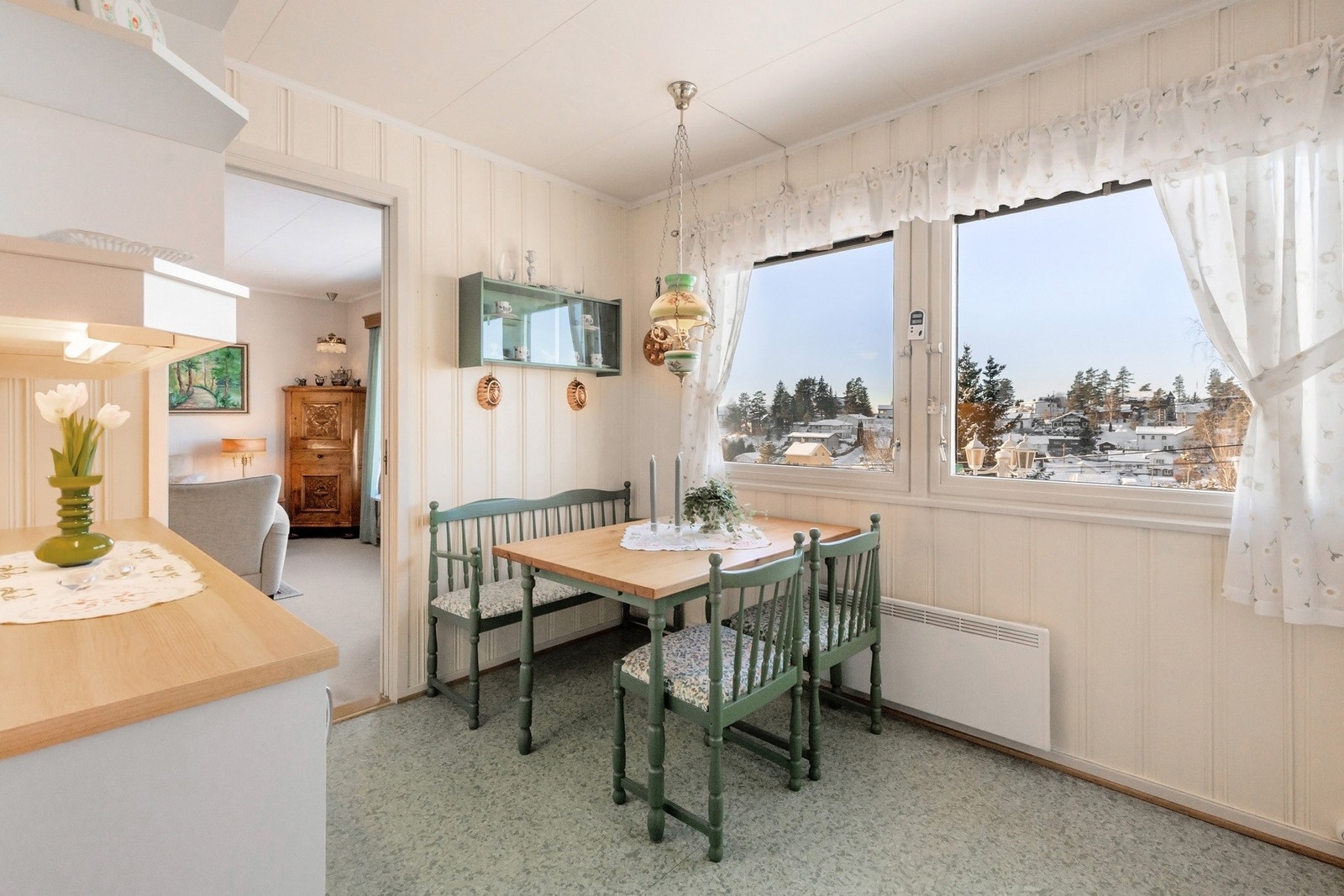 Kjøkken med luftig utsyn og fin plass til spisebord. Galleribilde