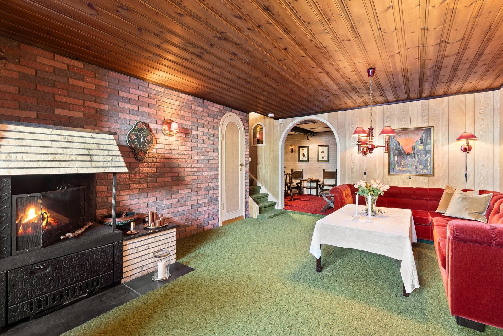 Kjellerstue med stor møbleringsfrihet. Til orientering er arealet i kjeller, hvor det er innredet kjellerstue og bar, godkjent som boder. Galleribilde