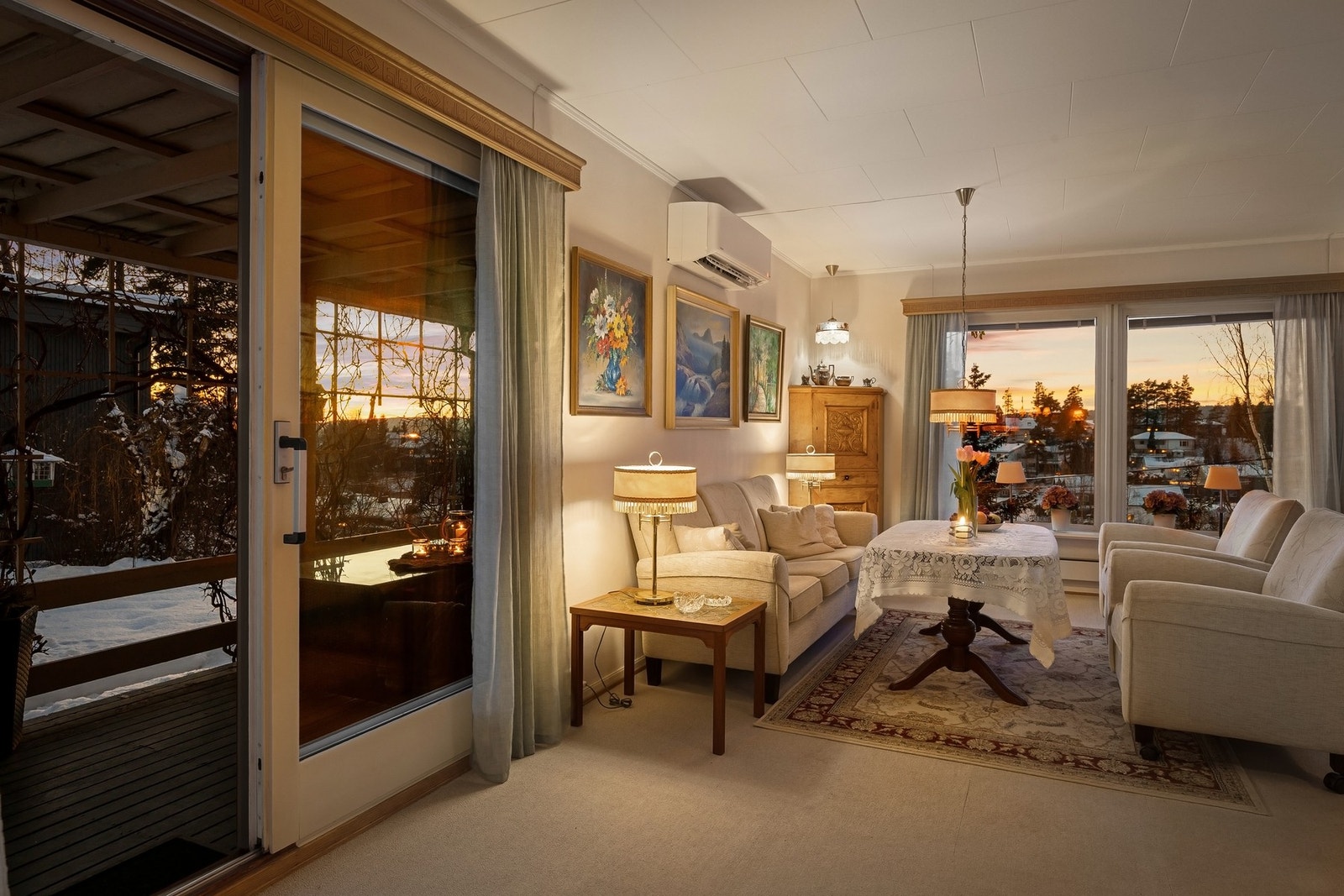 Generøs stue og spisestue i rekke - Store vindusflater orientert mot syd og vest. Galleribilde