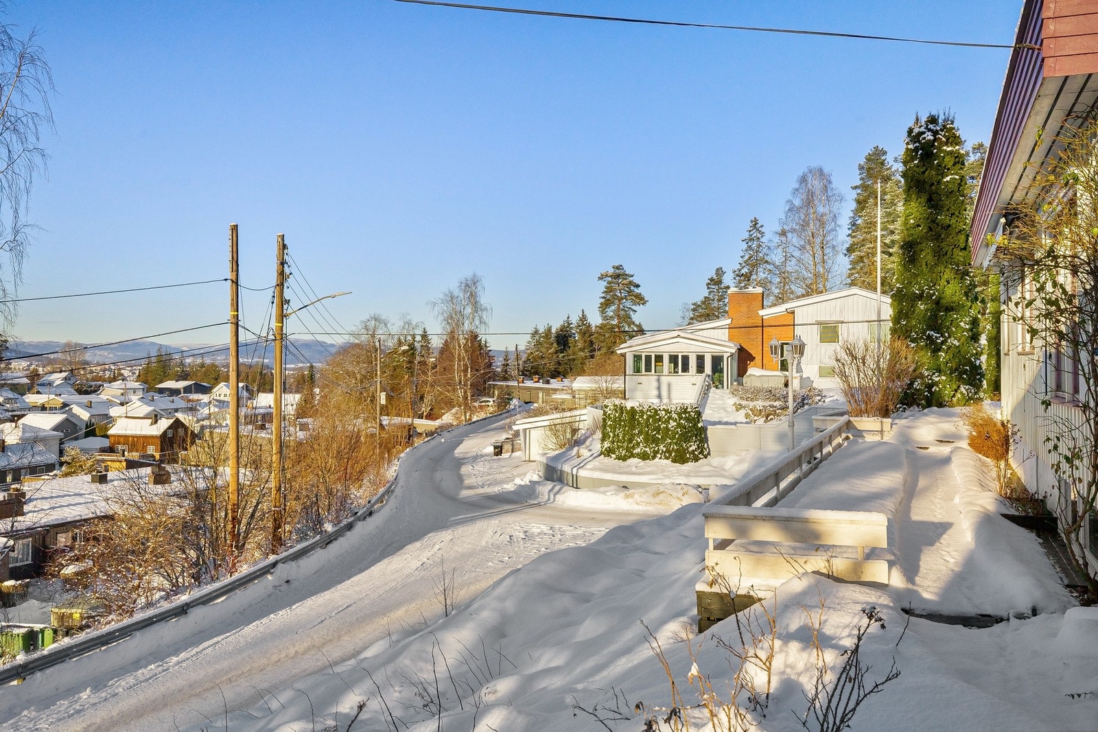 På vestsiden av huset er det en terrasse på ca. 27 m² - Sol fra ettermiddag og helt til solnedgang. Her er det også montert en terrassemarkise. Galleribilde