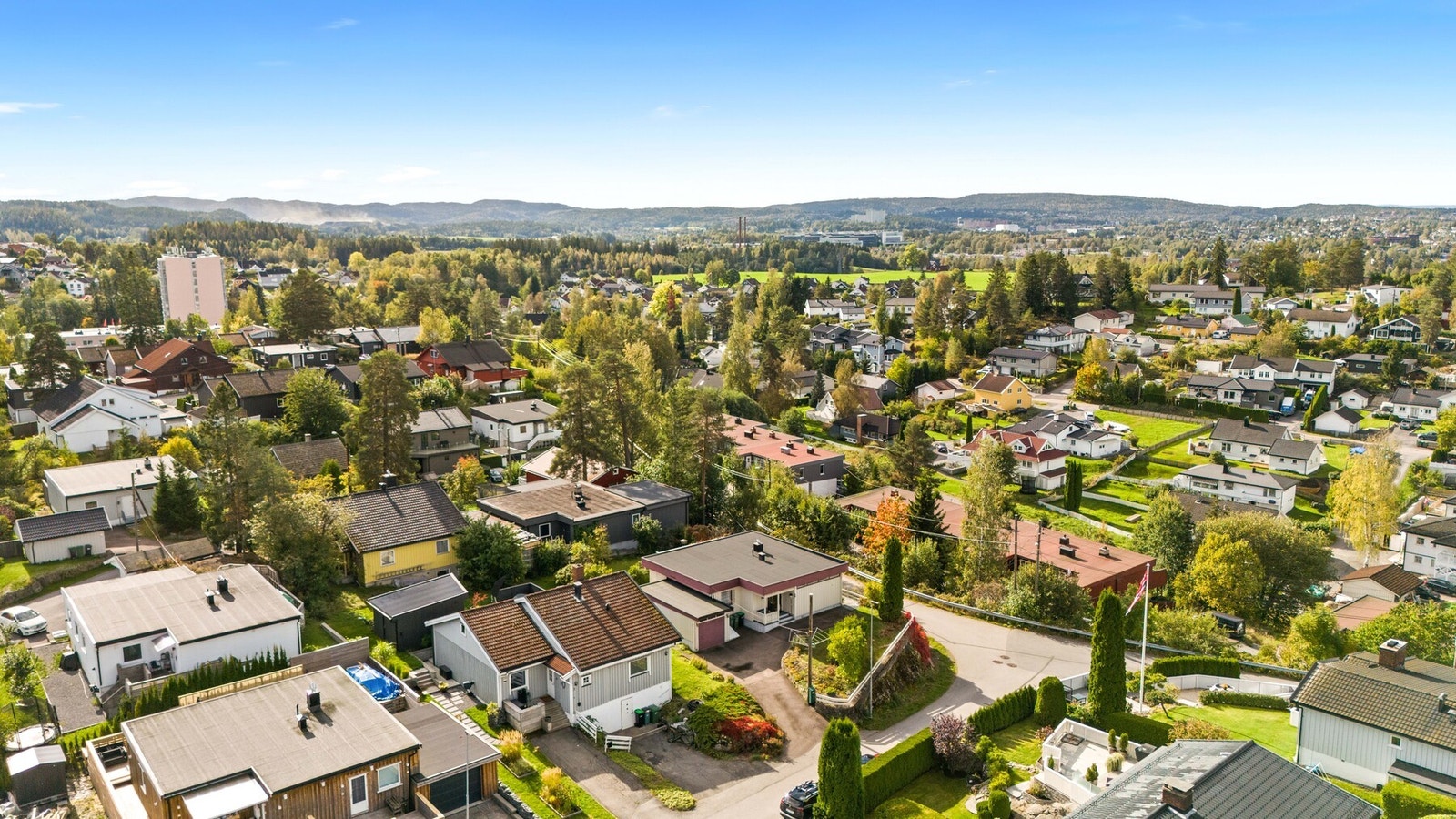 Eiendommen ligger i et rolig, barnevennlig og veletablert boligområde på Løvenstad. Galleribilde