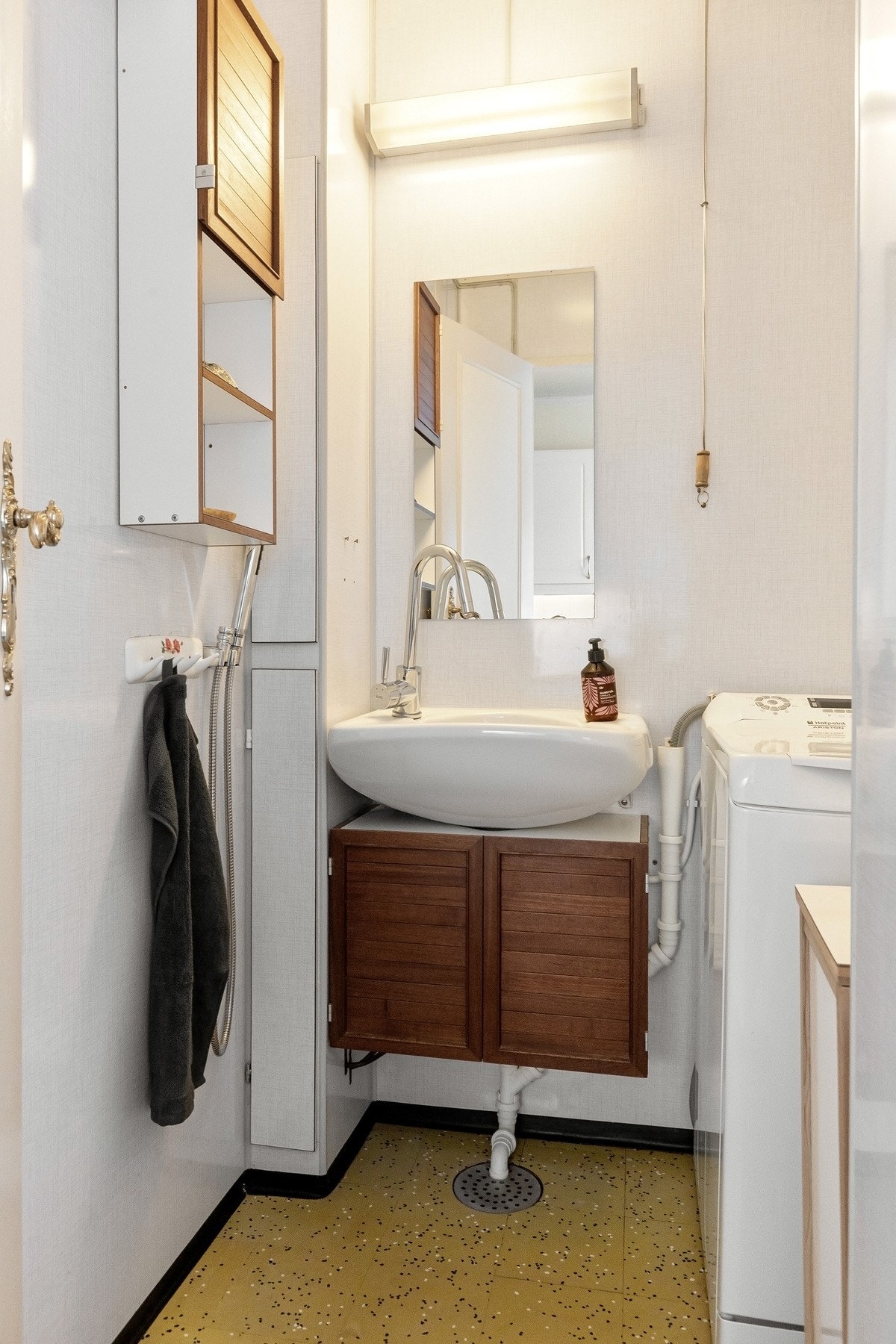 Vaskerom beliggende vegg-i-vegg med hovedbadet - Vaskerommet må oppgraderes for å tåle normal bruk i henhold til dagens krav. Galleribilde