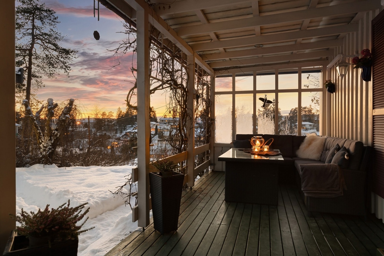 Boligen oppleves som svært skjermet og ligger fint til på et høydedrag med flott utsikt. Galleribilde