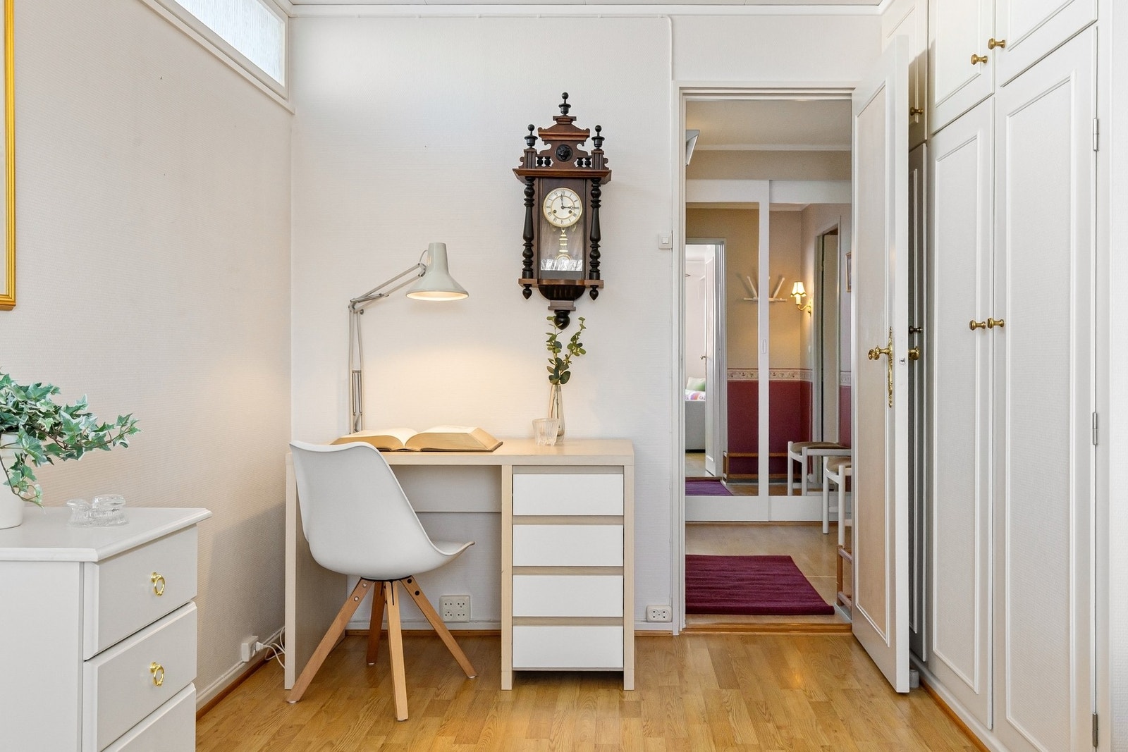 Soverom nr. 2 med plassbygde garderobeskap. Galleribilde