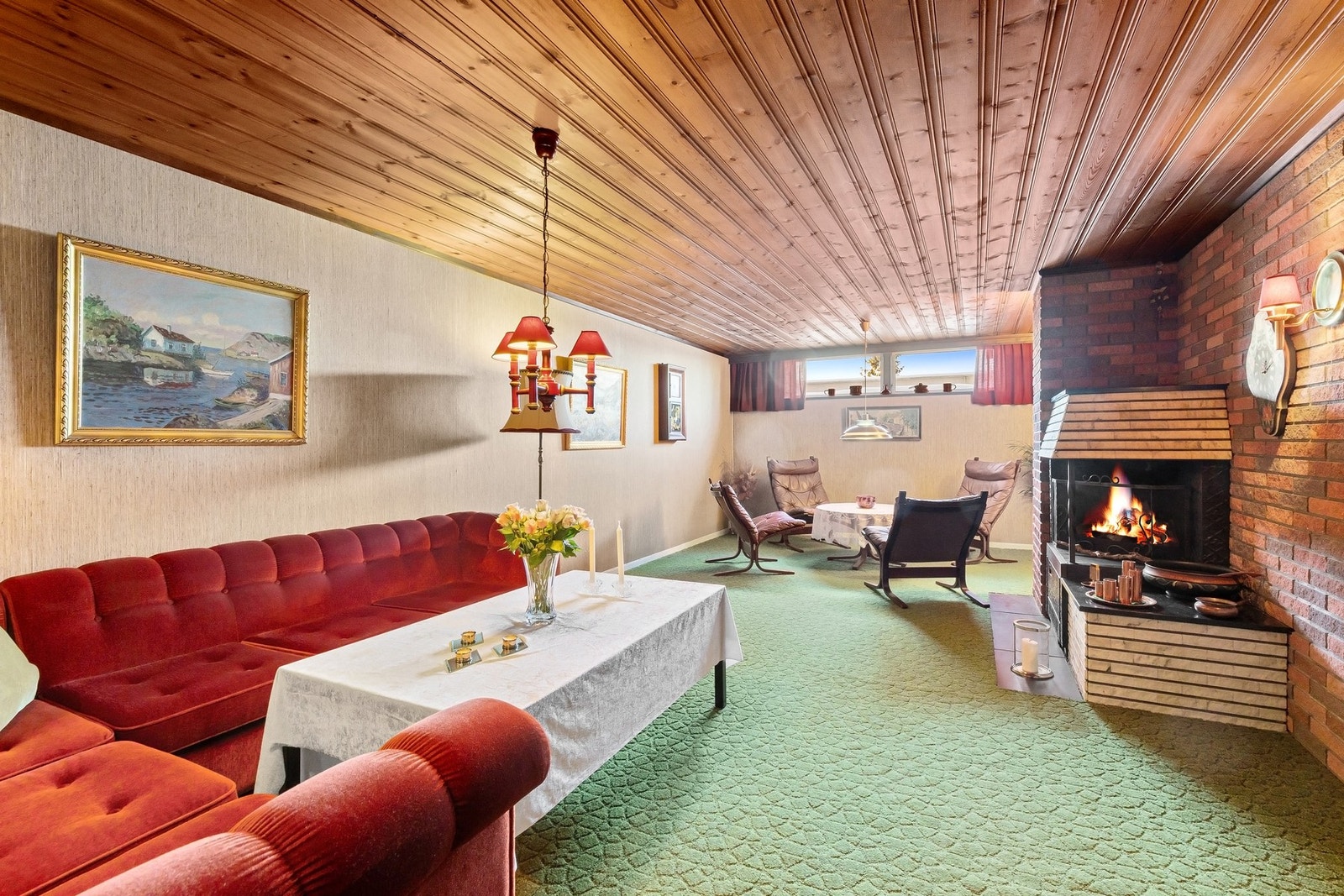 Stor kjellerstue på ca. 28, 5 m² med plass til møblement i flere soner. Galleribilde