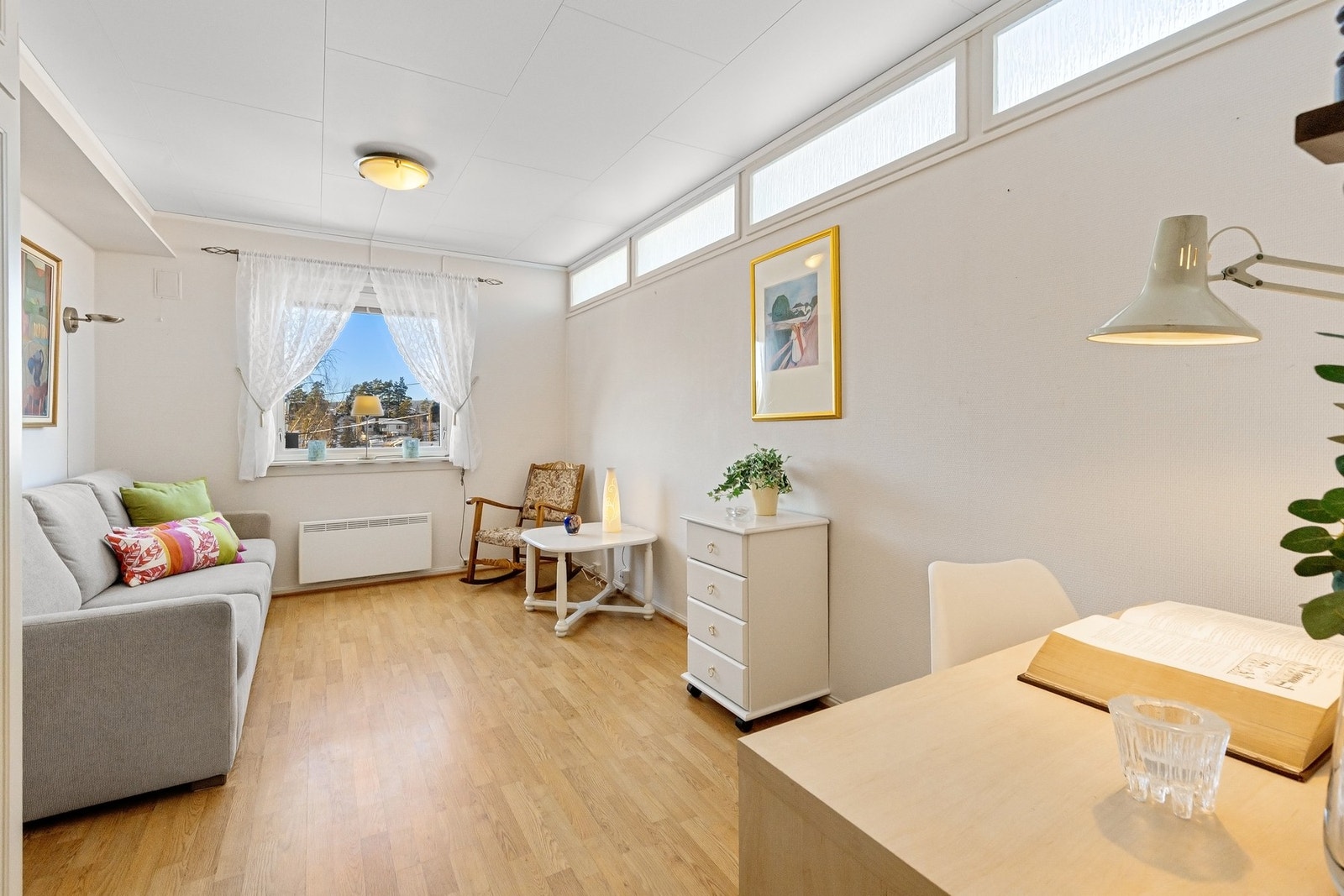 Soverom nr. 2 med adkomst fra vindfang - Fin plass til stor dobbeltseng og tilhørende møblement. Galleribilde