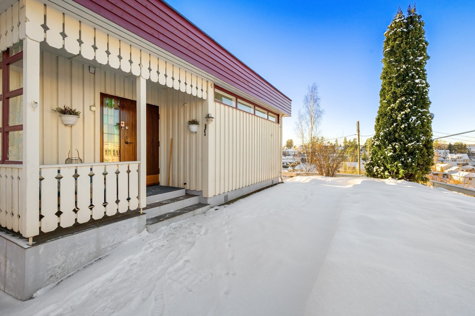 Eiendommen ligger på et høydedrag og oppleves luftig og godt skjermet fra nærliggende bebyggelse. Galleribilde