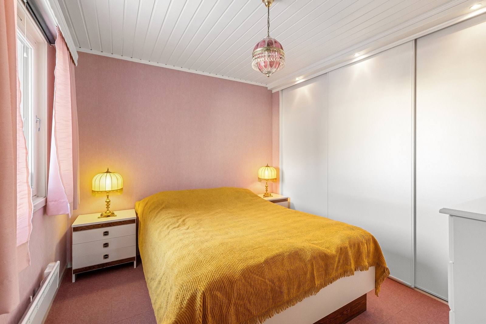 Hovedsoverommet har godt med lagringsplass i skyvedørsgarderobe. Galleribilde