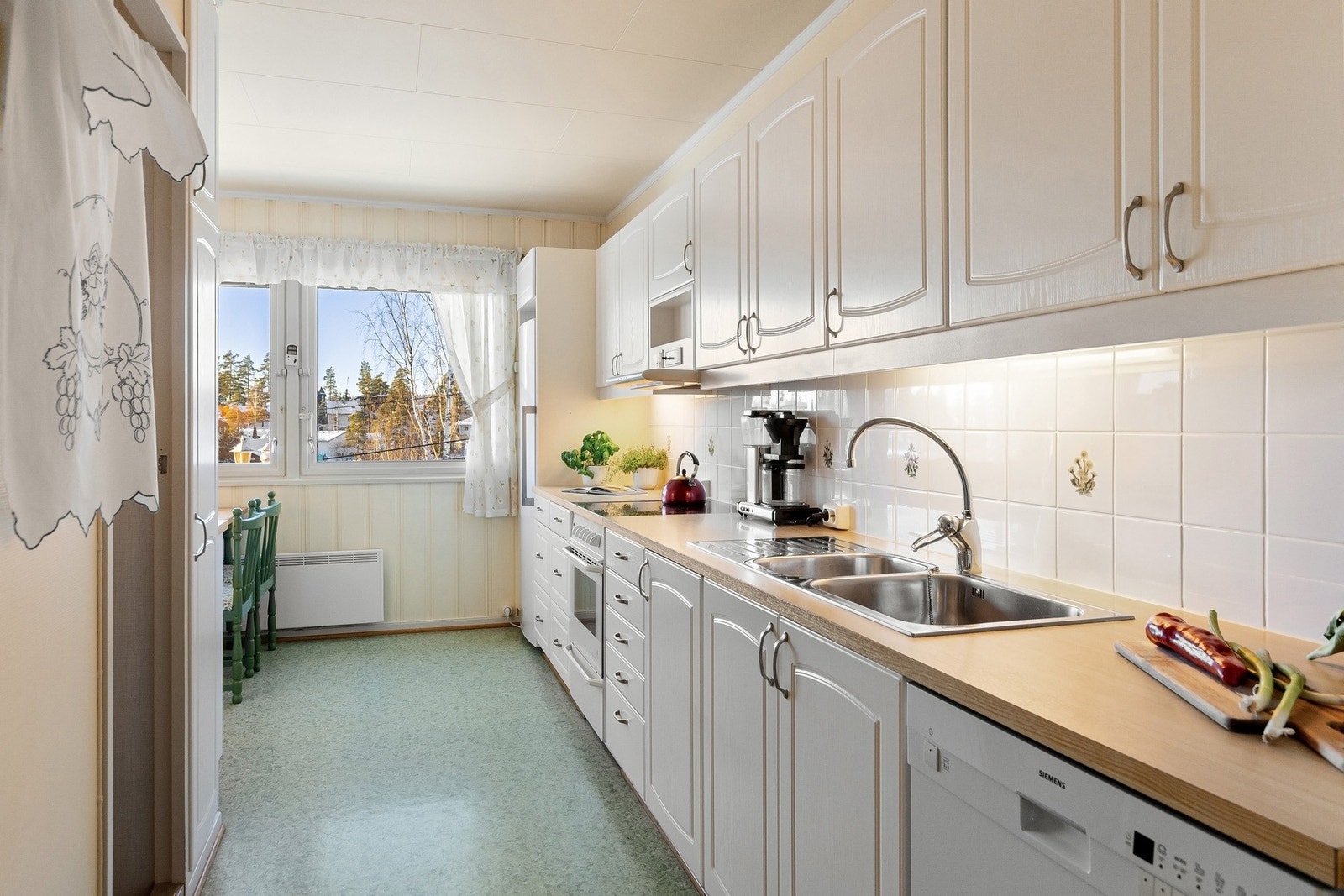 Godt med lagringsplass i skap- og skuffeseksjoner - Benkeplater i laminat og mekanisk avtrekk. Galleribilde