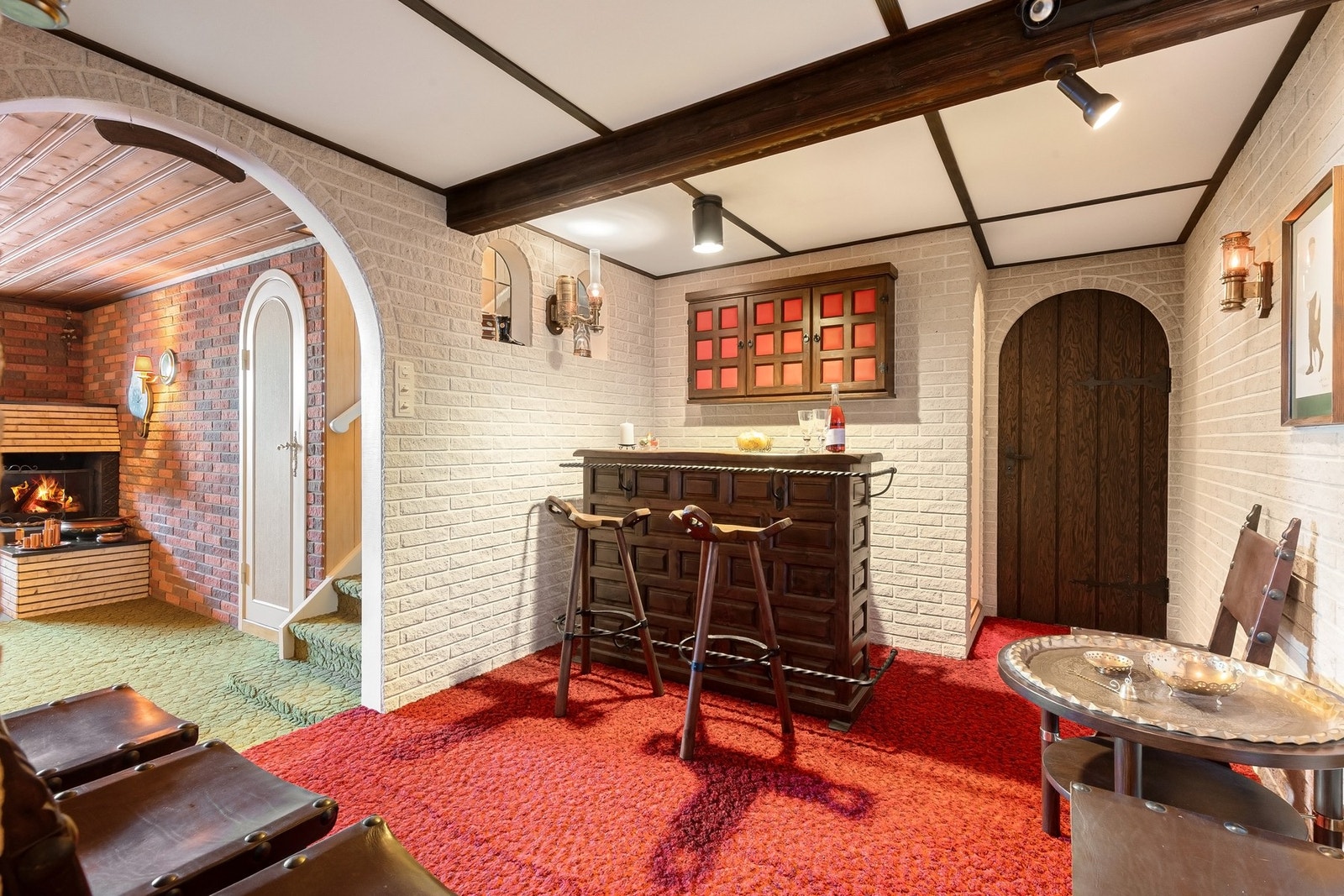 Kjeller innredet med eget barrom på ca. 10 m² - Direkte adkomst fra gårdsplassen. Galleribilde