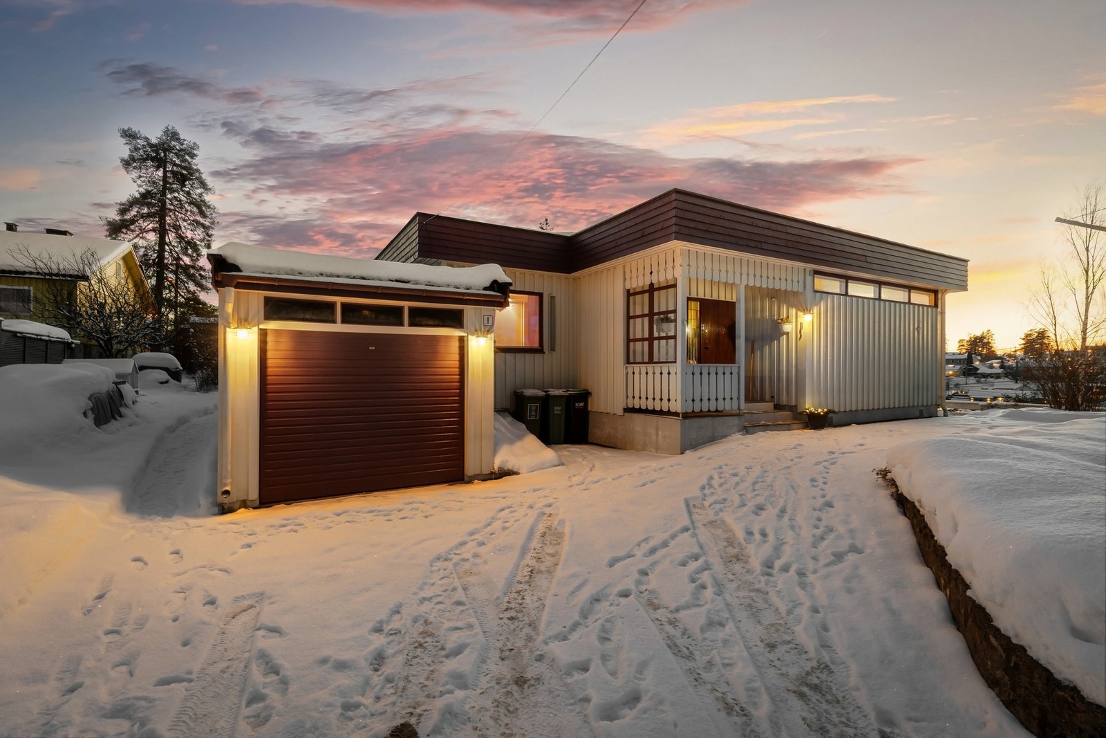 Enebolig på 182 m² fordelt over to plan med tomt på 974 m² - Garasje på ca. 15 m². Asfaltert oppkjørsel/gårdsplass med plass til flere biler. Galleribilde