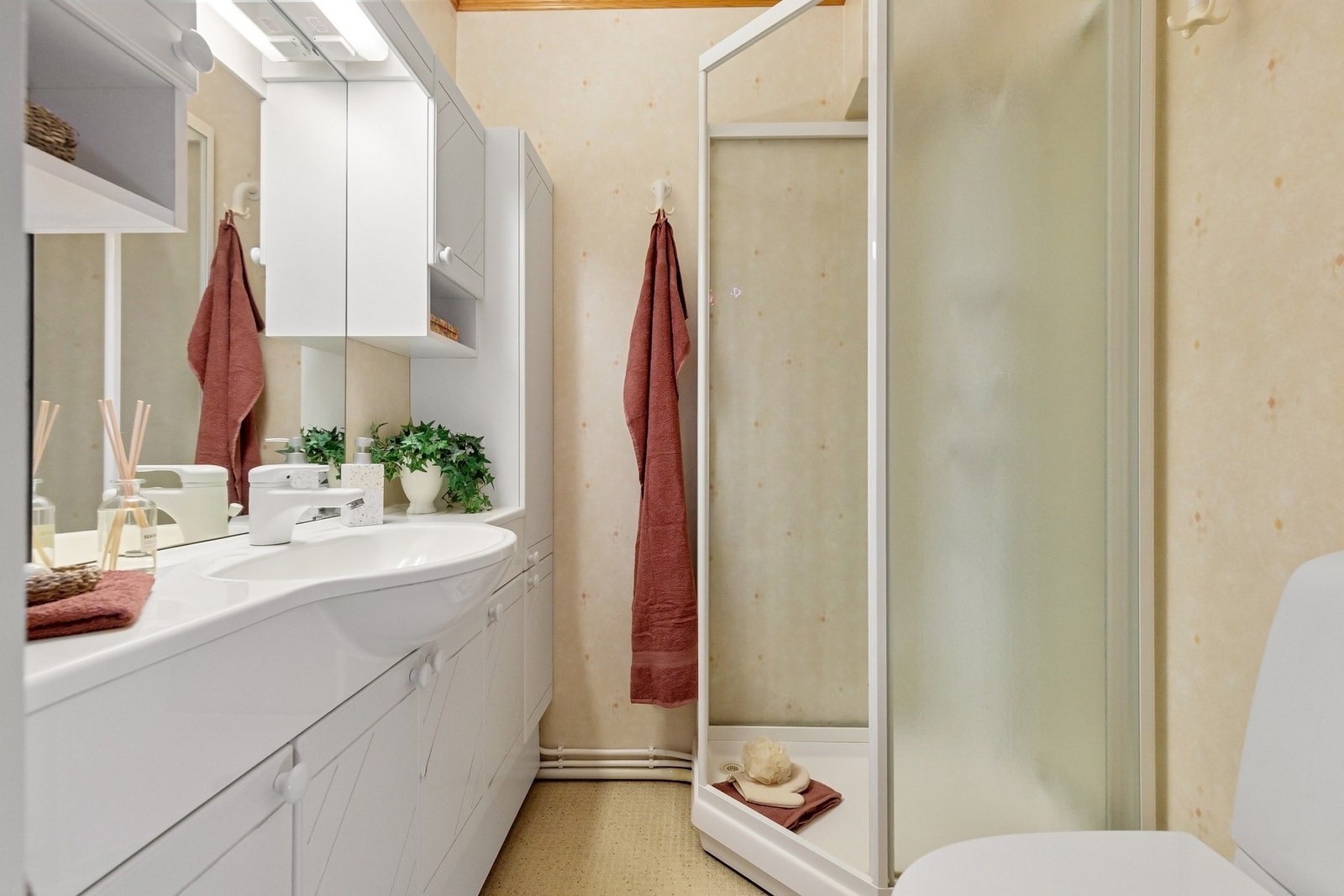 Baderom i hovedetasjen - Baderommet må oppgraderes for å tåle normal bruk i henhold til dagens krav. Galleribilde