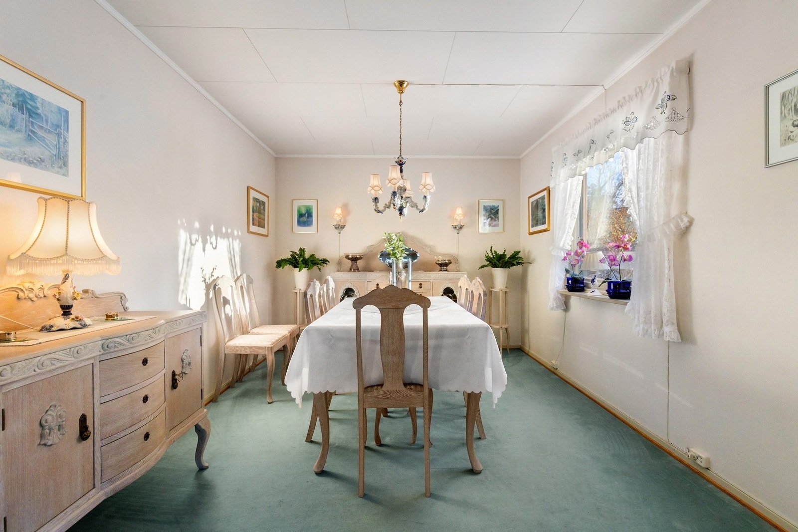 Spisestue med god plass til stort langbord - Ved behov kan spisestuen omgjøres til soverom nummer tre. Galleribilde