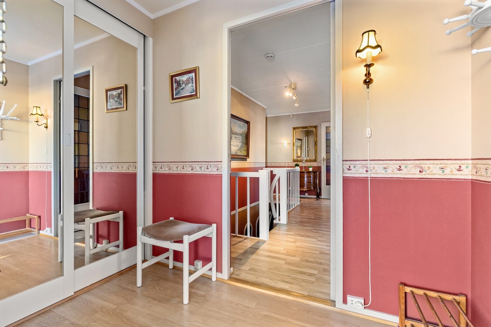 Entré/vindfang med skyvedørsgarderobe. Galleribilde