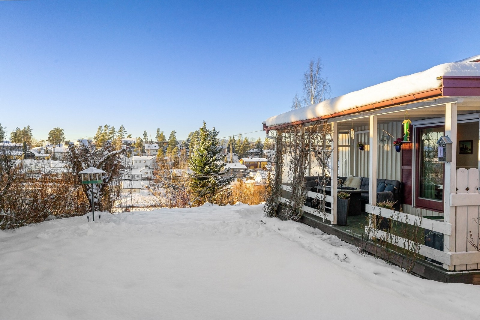 Eiendommen har kort vei til barnehager, skoler, servicetilbud og offentlig kommunikasjon. Galleribilde