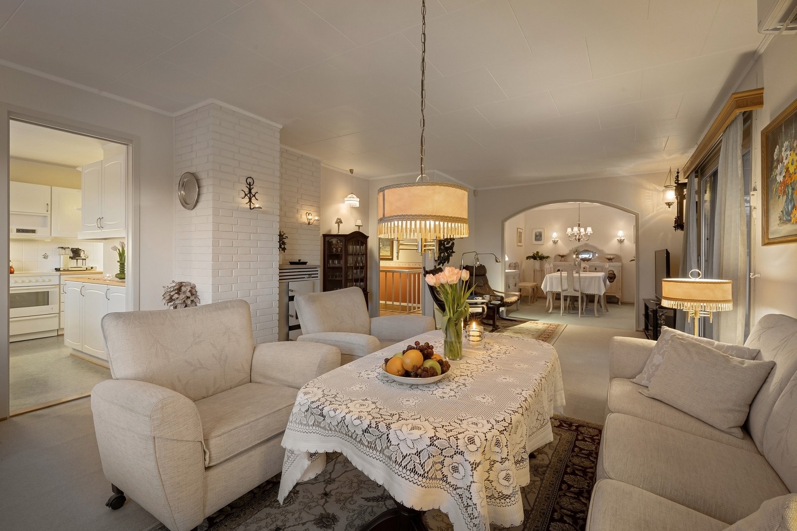 Lys og luftig hovedetasje bestående av bl.a. stue, spisestue og kjøkken i rekke. Galleribilde