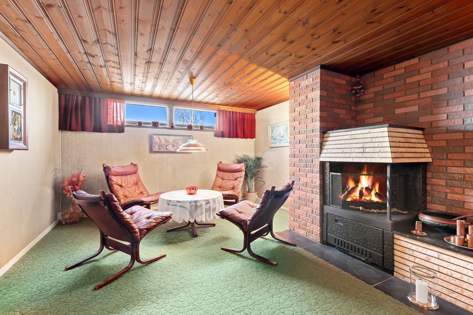 Åpen, plassbygd peis med parafindel. Galleribilde