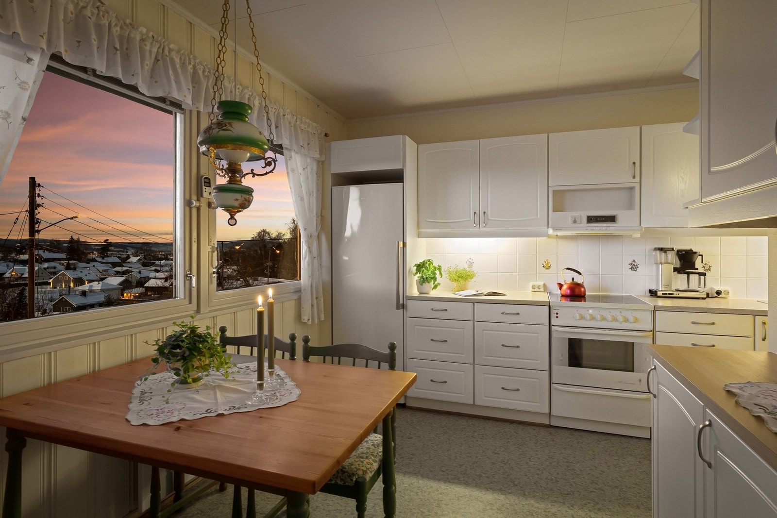 Kjøkken med eldre innredning og flott utsikt over nærområdet. Galleribilde