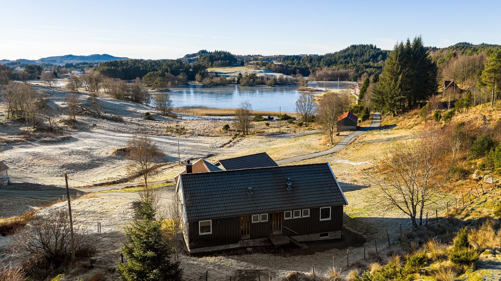 Fra eiendommen har du nydelig og fri utsikt til Bjellandsvatnet Galleribilde