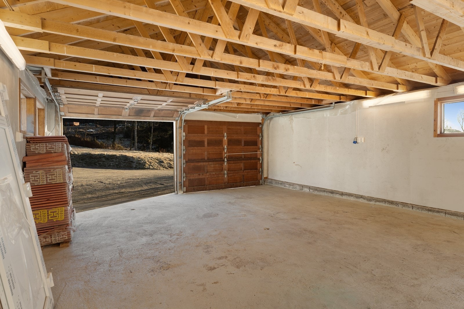 Den romslige garasjen har god plass til to biler samt litt lagringsplass Galleribilde