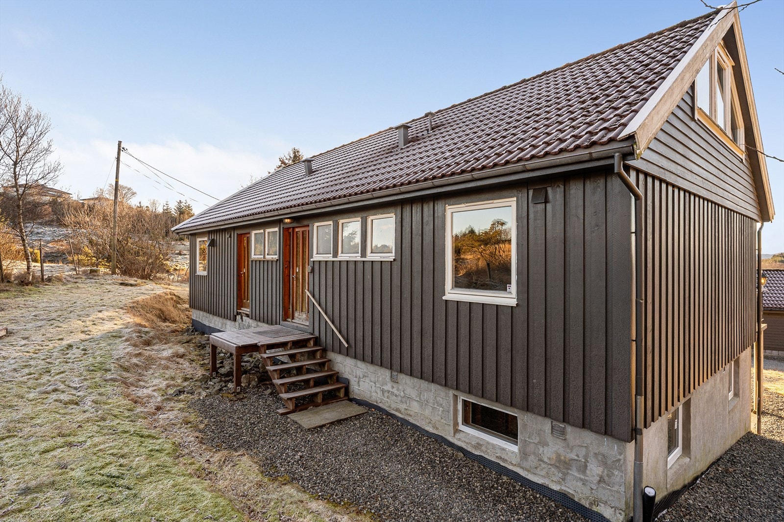 Boligen har saltak oppført i trekonstruksjon som er tekket med betongtakstein - ytterveggene er oppført i bindingsverk av tre og kledd med stående trepanel, samt liggende panel i gavlene Galleribilde